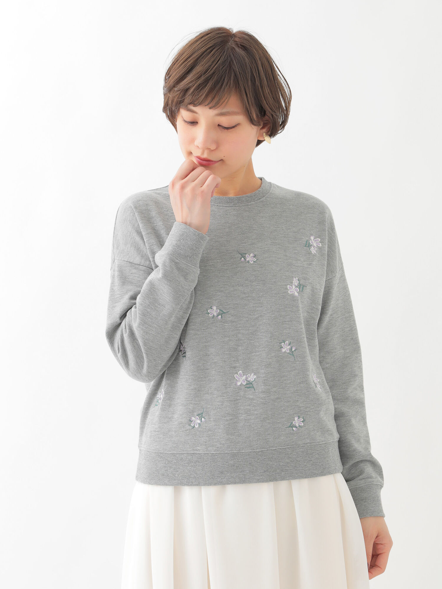 ・フラワー刺繍スウェットプルオーバー