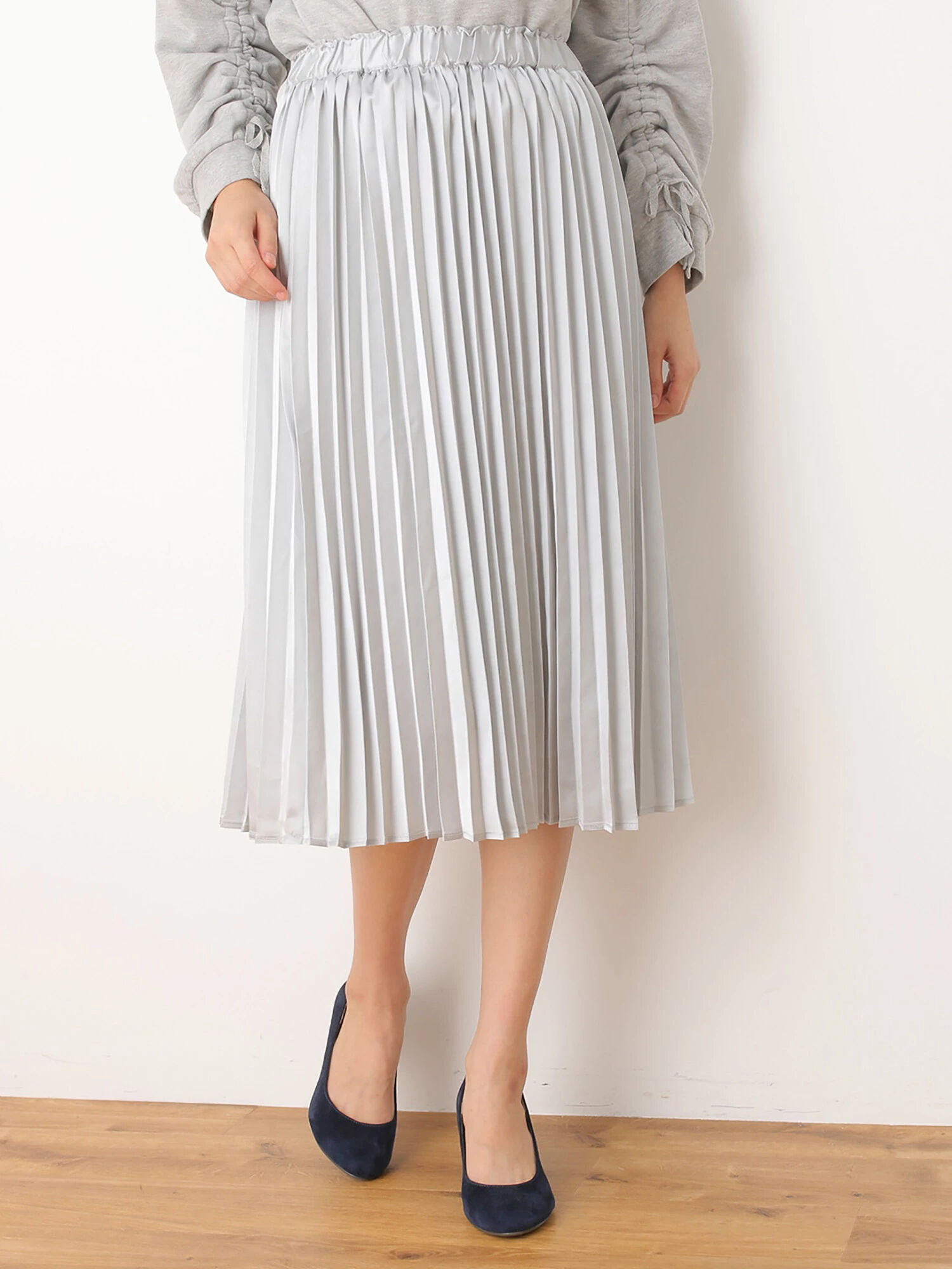 サテンプリーツスカート