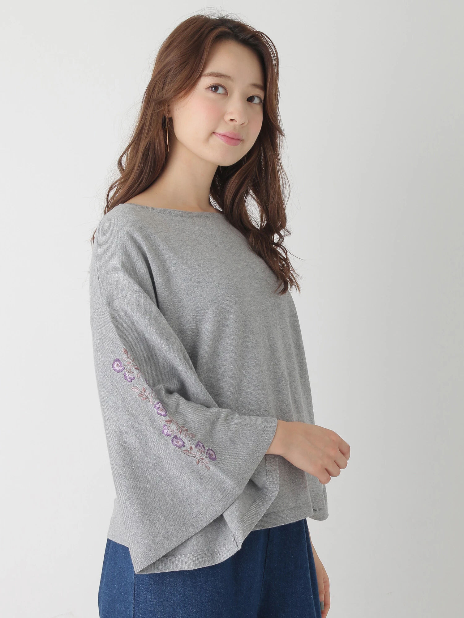 ★＜もっと大きなサイズ＞フレアー袖刺繍入りニットプルオーバー