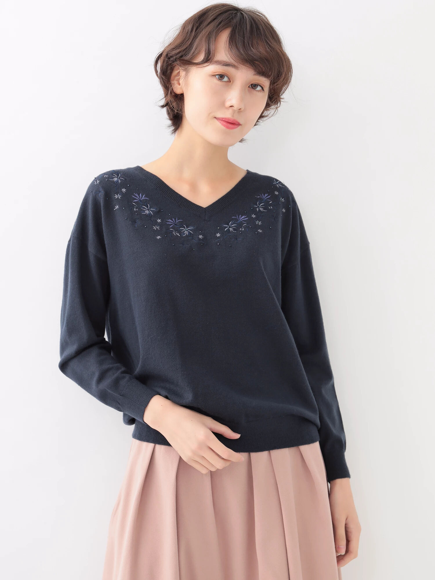 ◎刺繍入りVネックニットプルオーバー