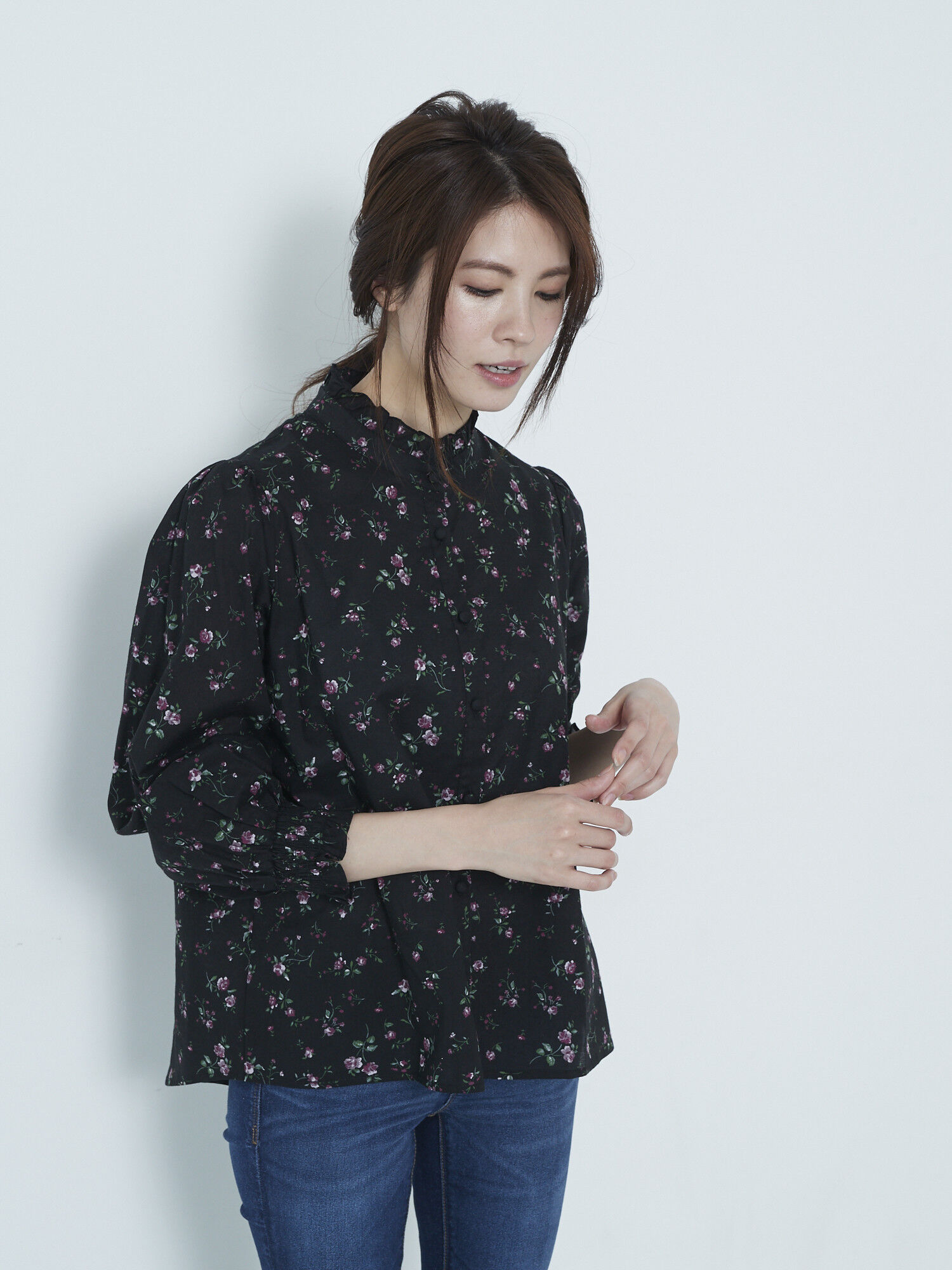 ・フラワープリントスタンドカラーブラウス