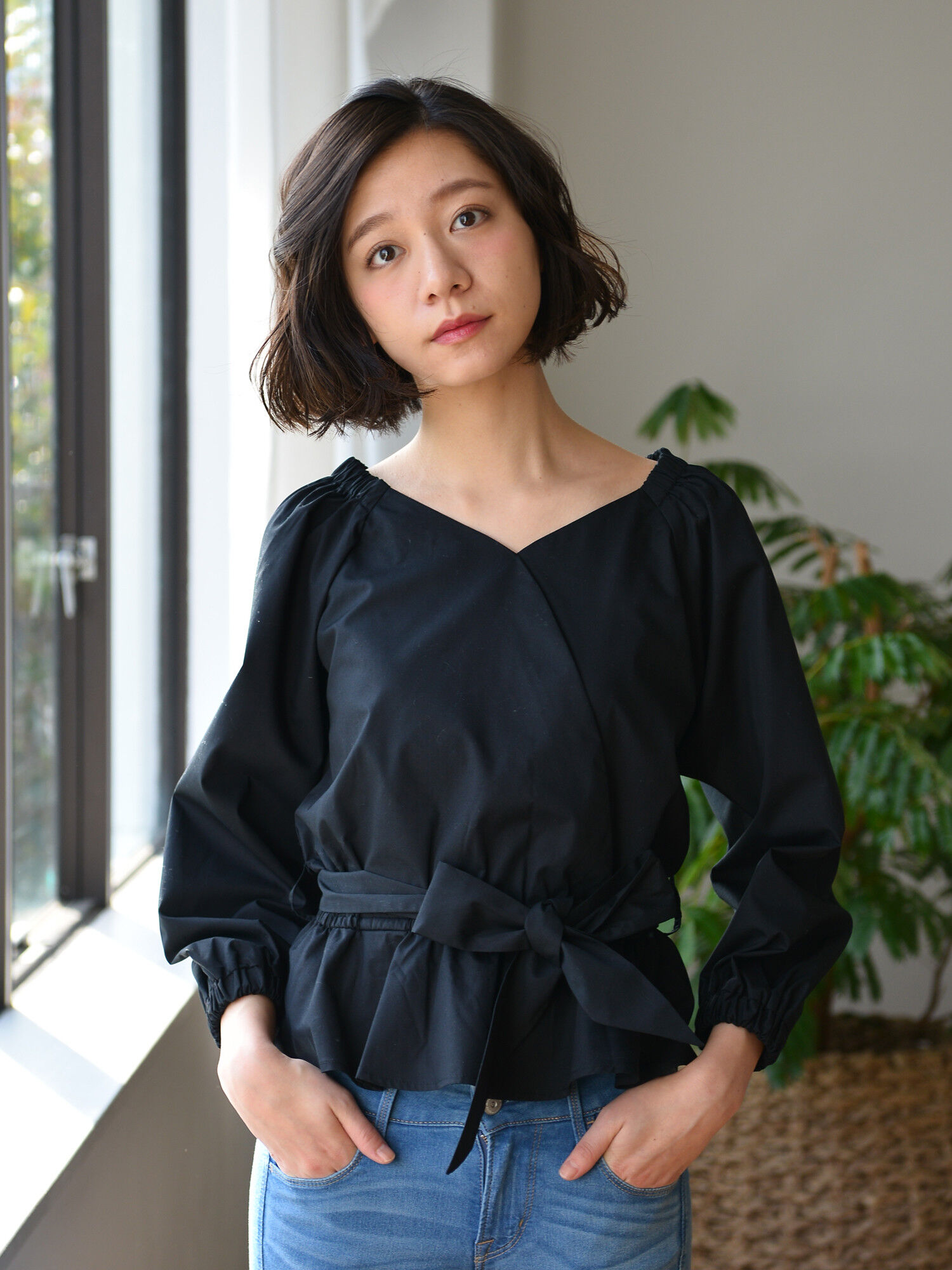 ・サッシュベルト付きラップブラウス