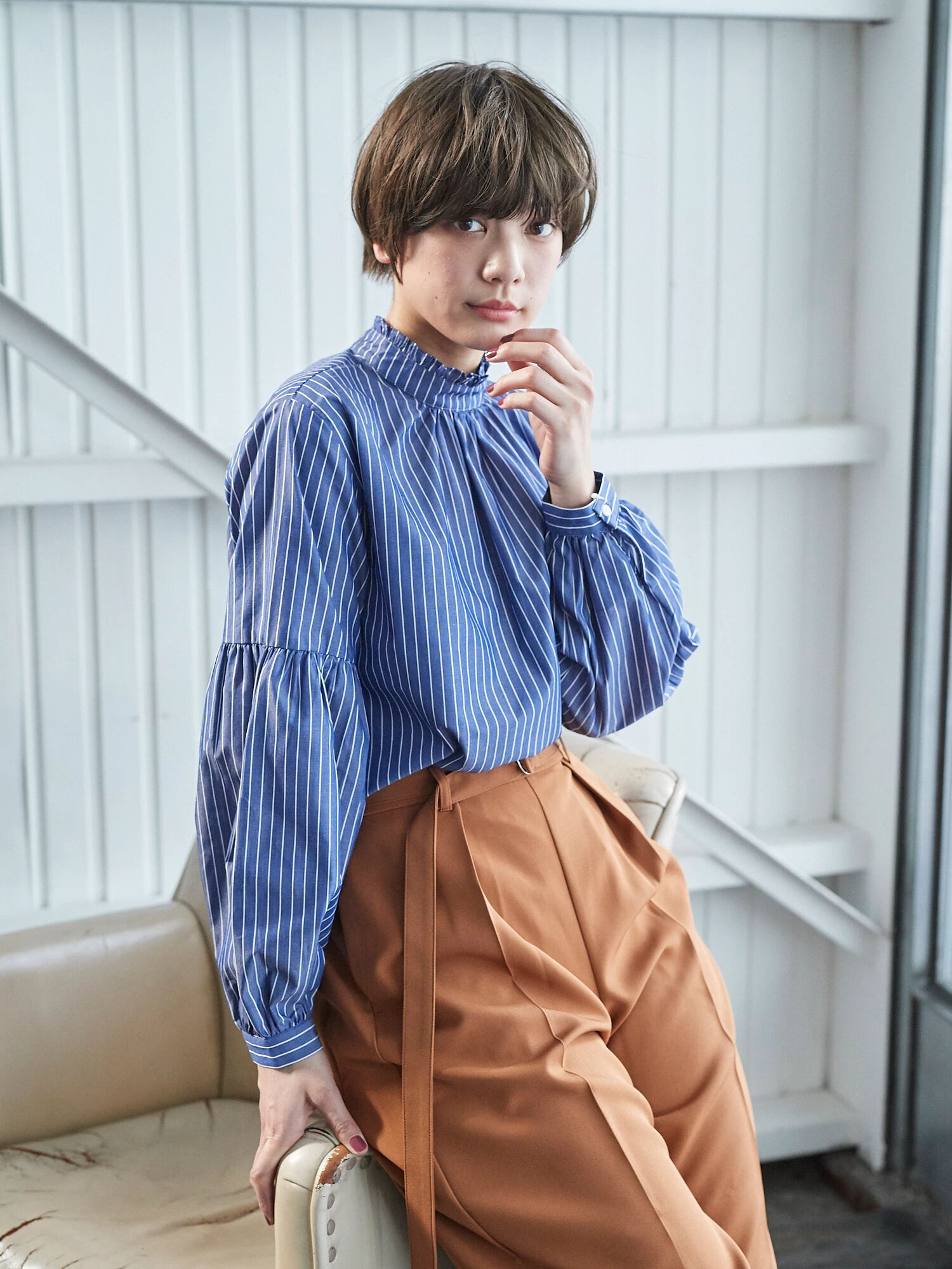 ・スタンド袖ボリュームブラウス