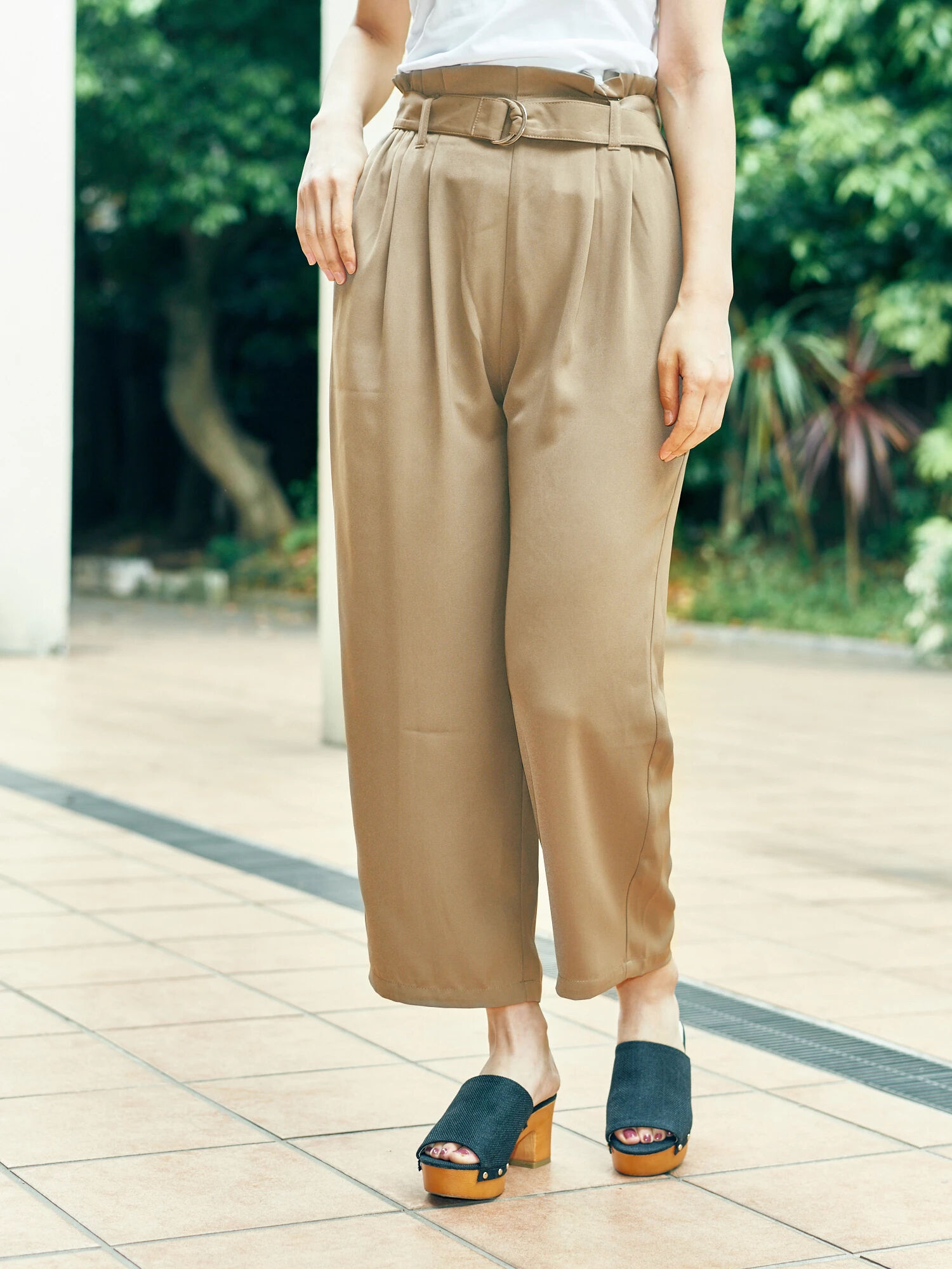 ・ウエストベルト付きペグトップパンツ