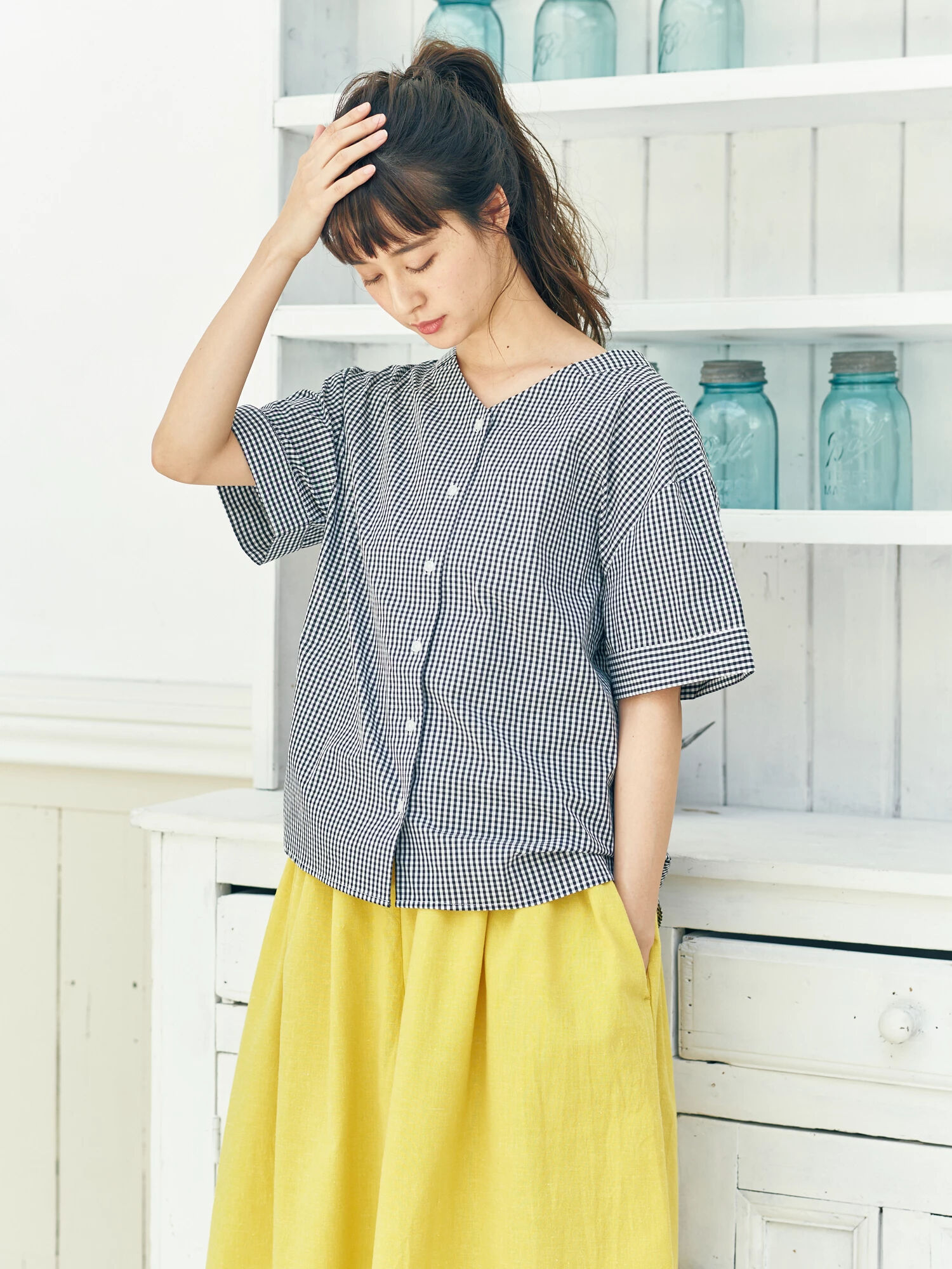 ・抜き衿Vネックシャツ