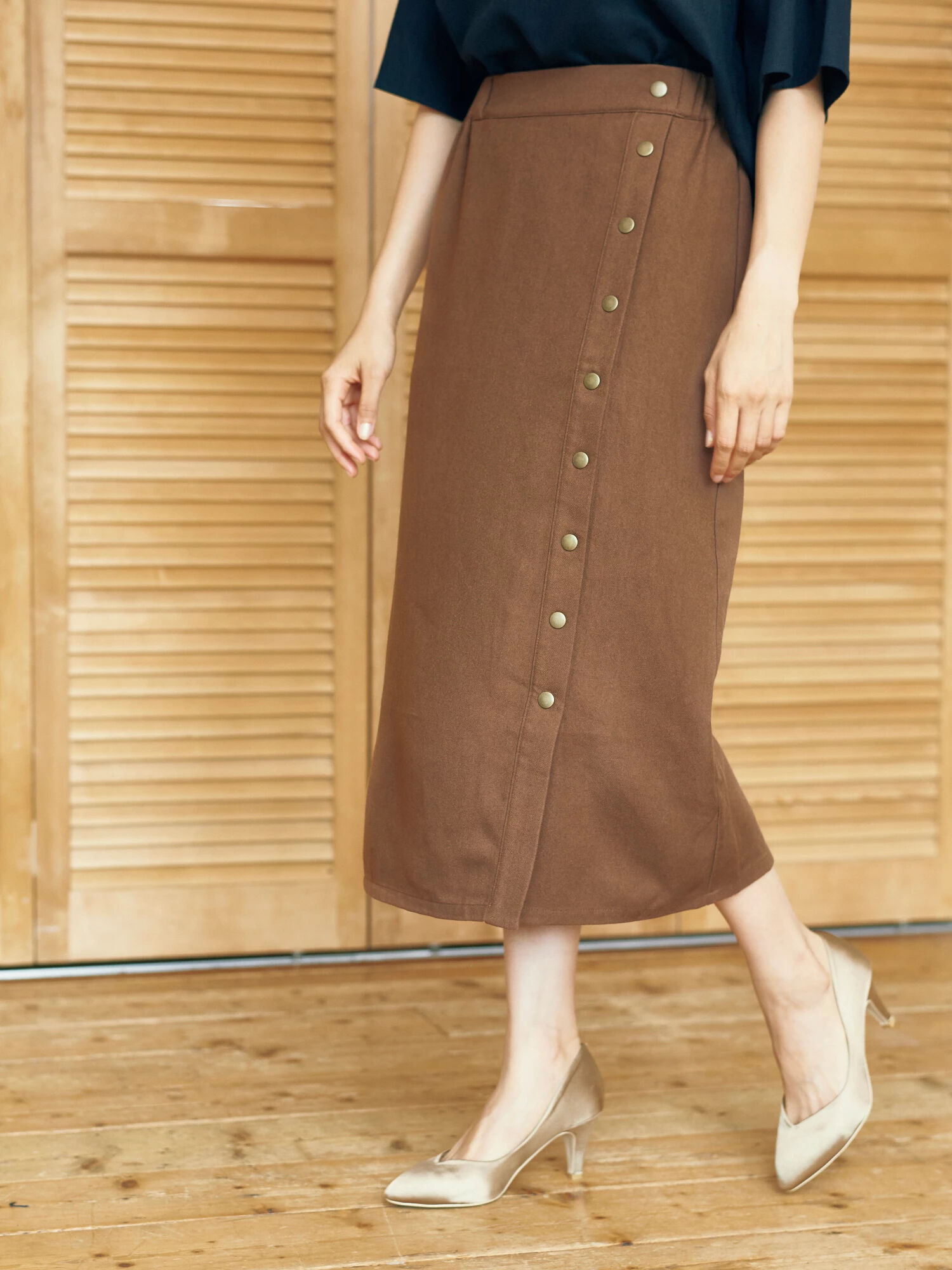 ・前ボタンラップスカート