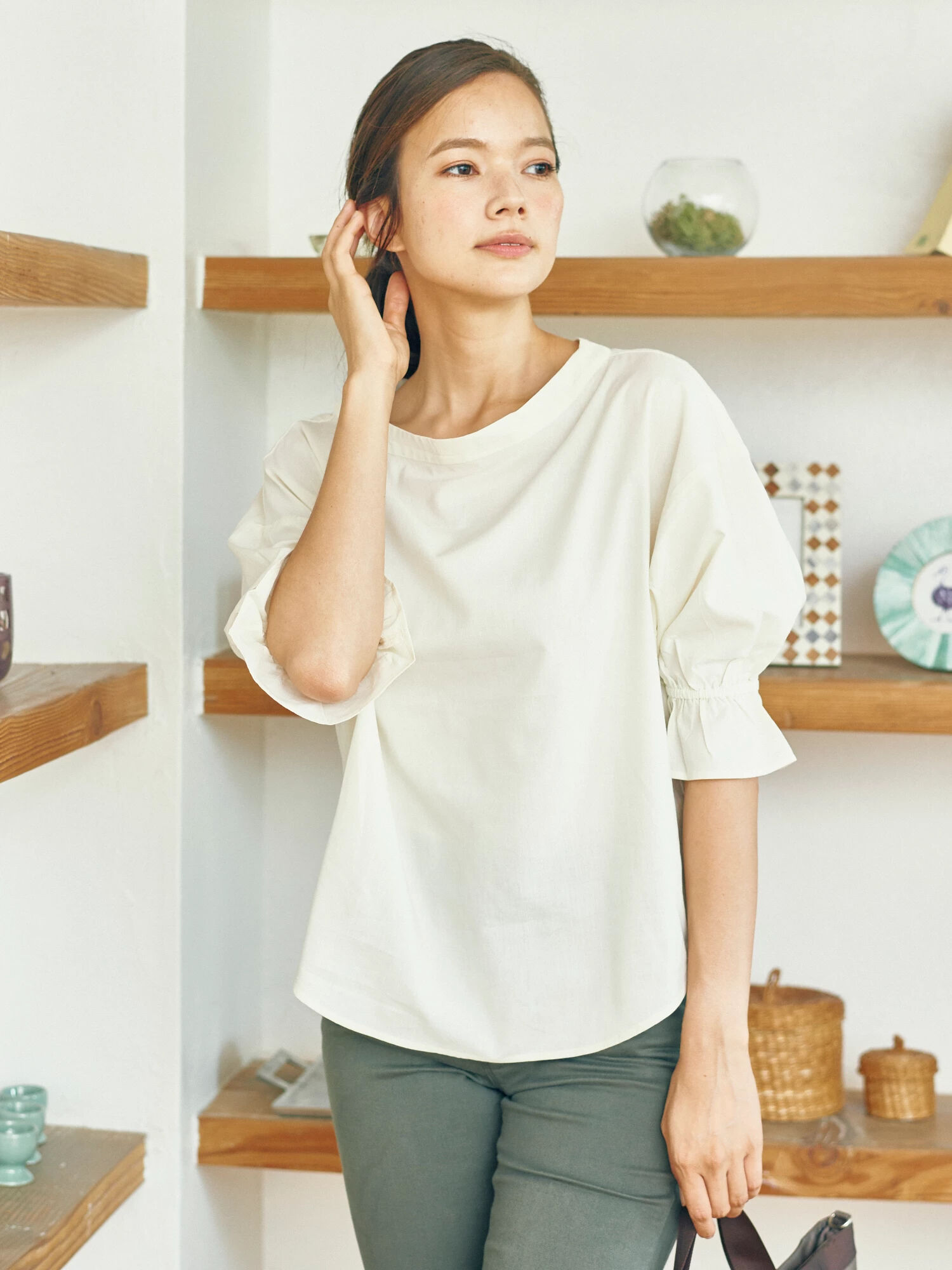 ・スタンドボートネックブラウス