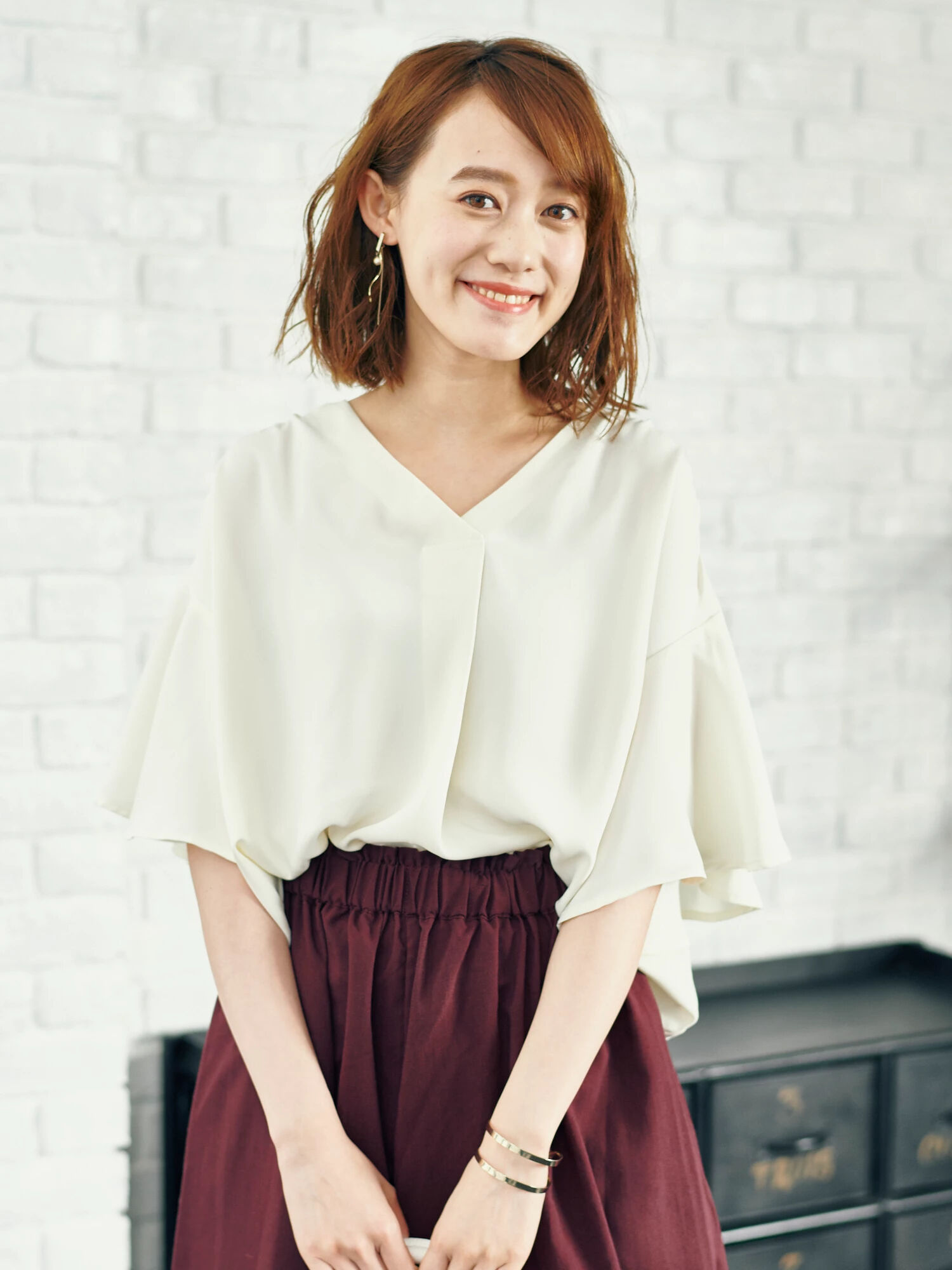 ・Vネックフェミニンブラウス
