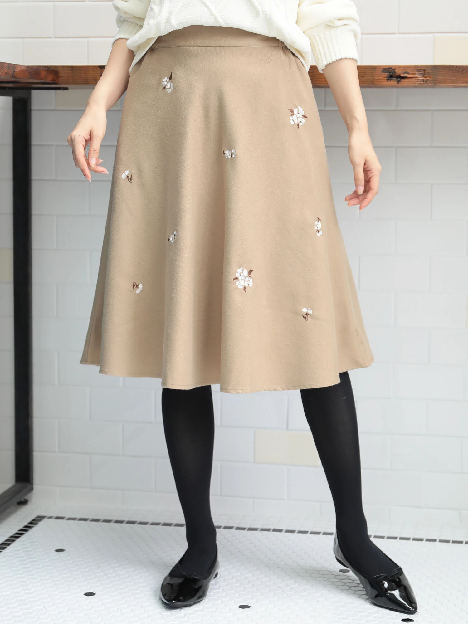 ・フラワー刺繍フレアミディスカート