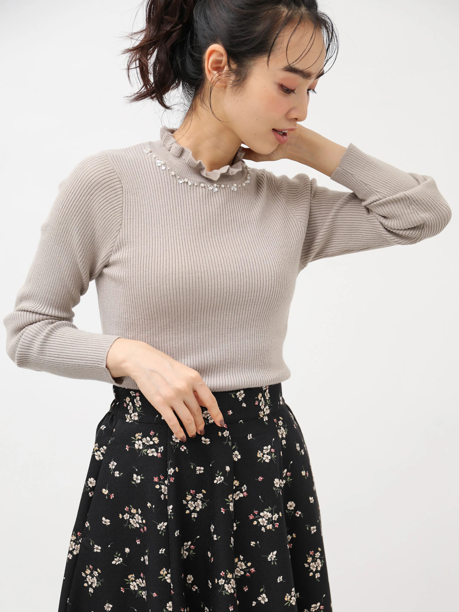 ビジュー付きハイネックニットプルオーバー