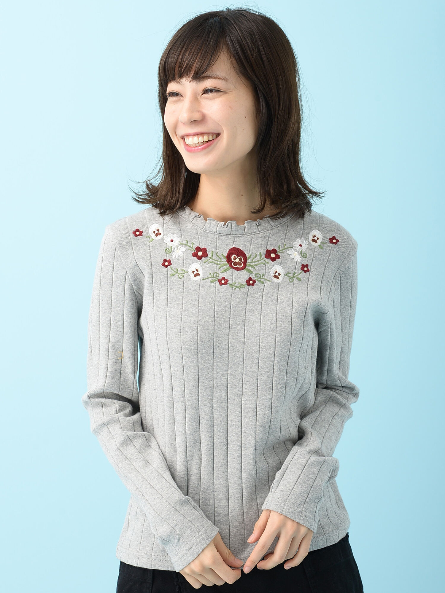 RAYCASSINFAVORI・RAYフリルネック花刺繍ロンT