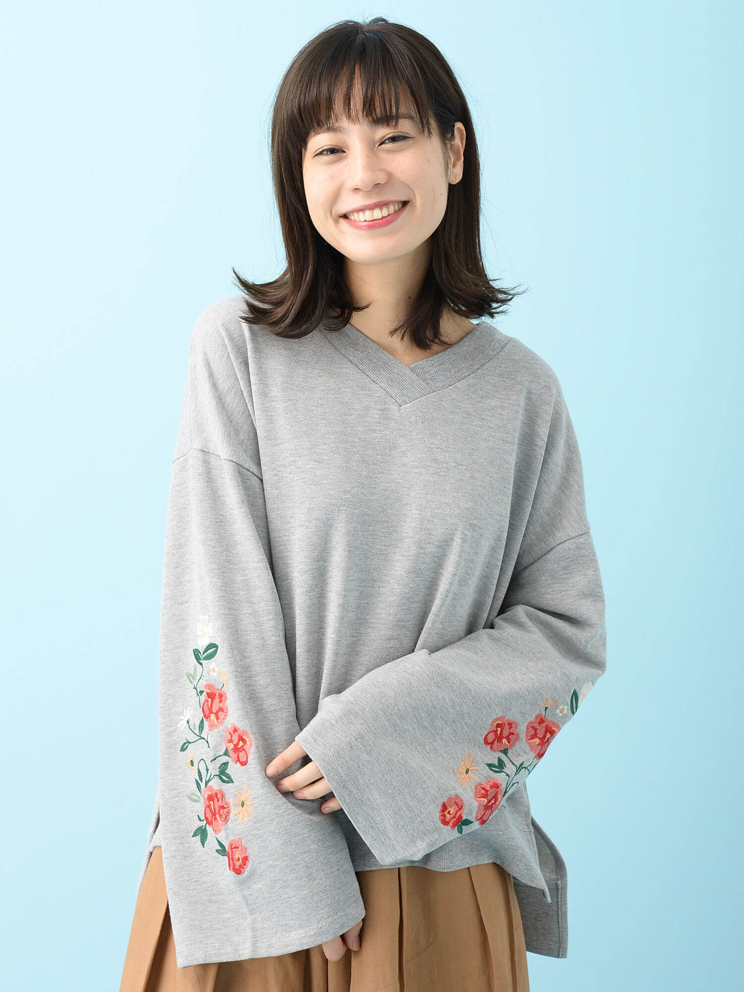RAYCASSINFAVORI・RAY袖花刺繍Vネックプルオーバー