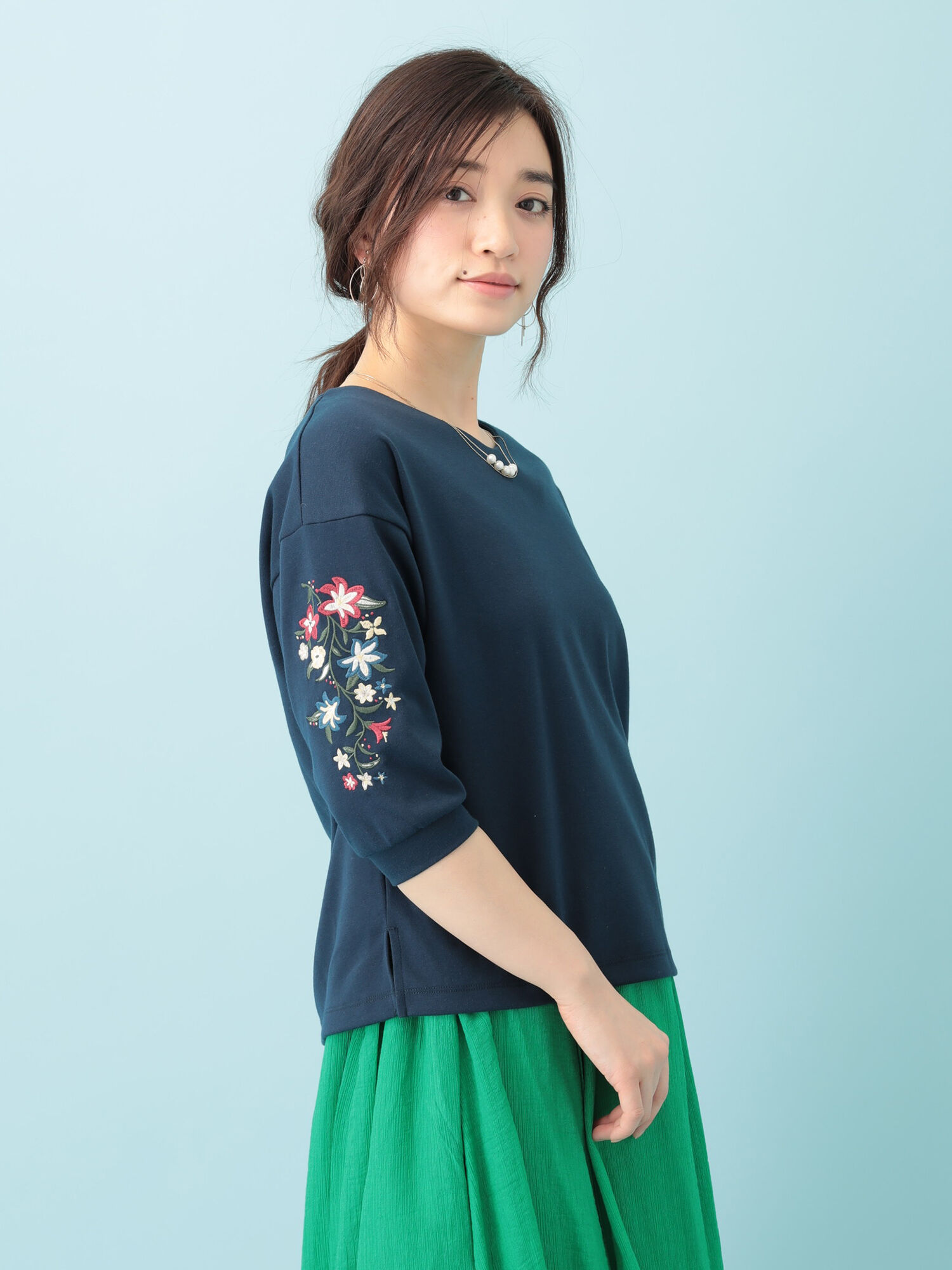 ・袖刺繍Vネックカットプルオーバー