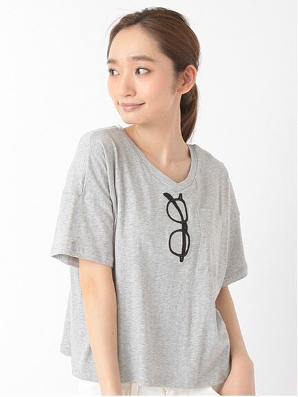 ・W メガネ刺しゅうVネックTシャツ