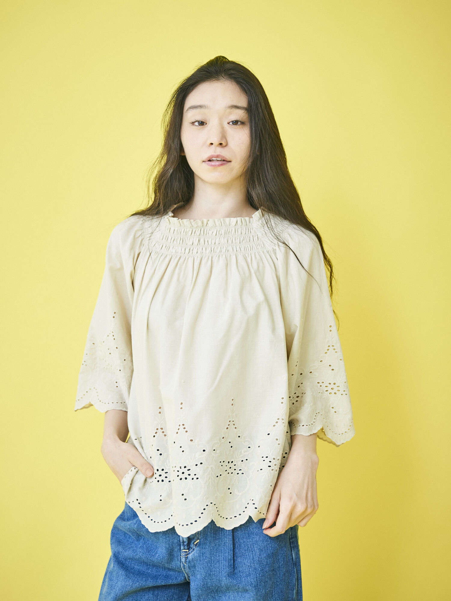 スカラップ刺繍シャーリングブラウス
