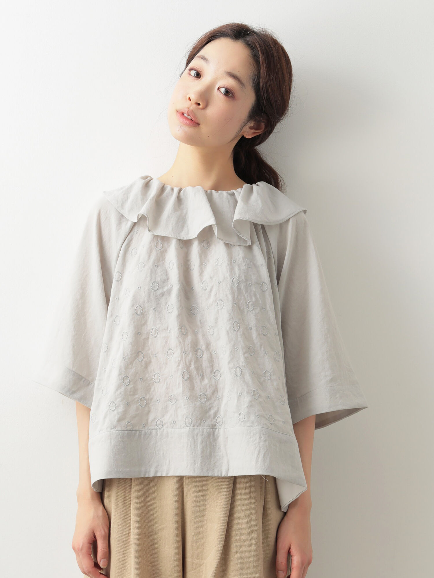 ポリビンテージ刺繍フリル衿ブラウス