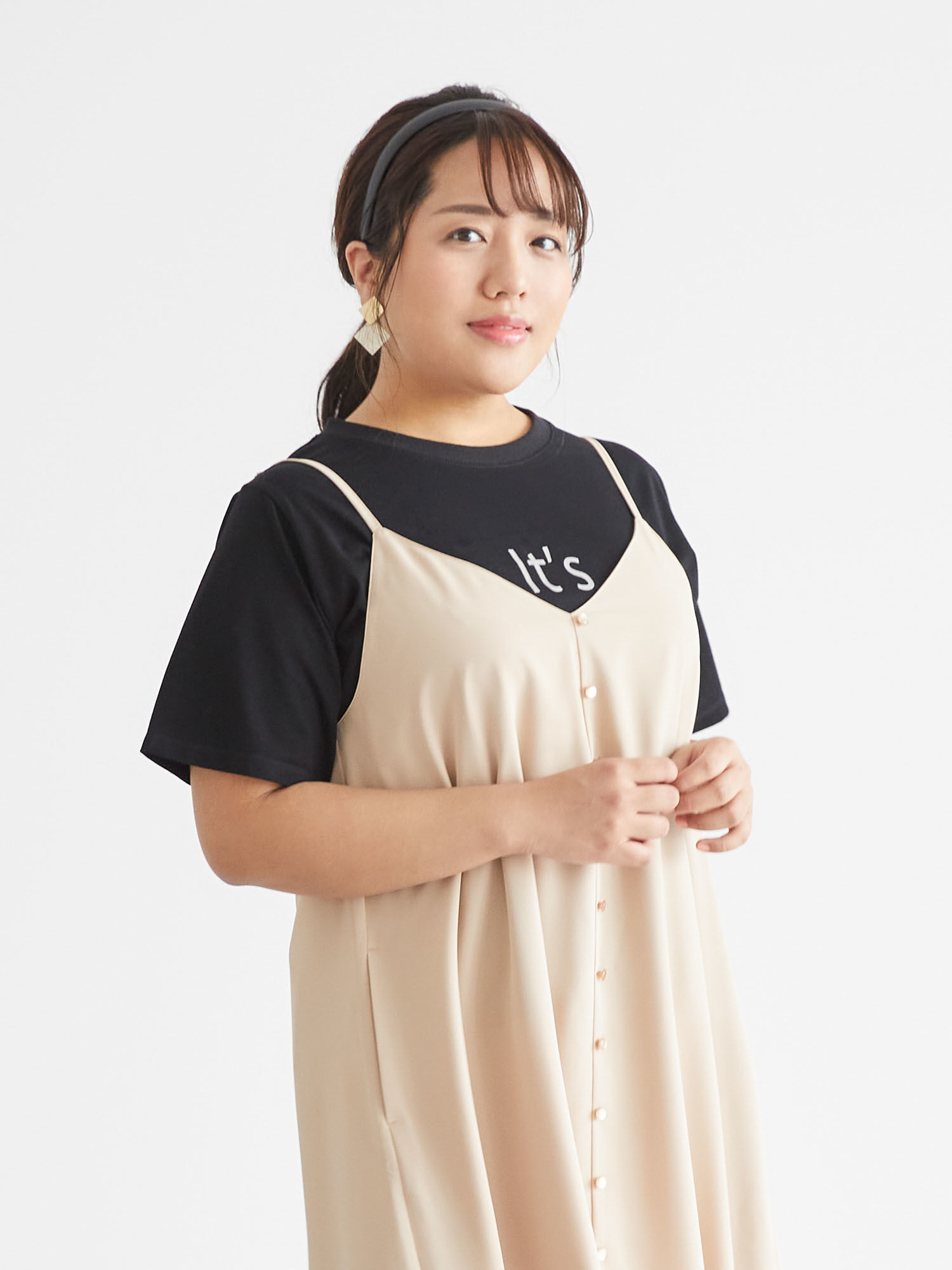 【6,000円(税込)以上のお買物で全国送料無料。】【Hina】ロゴプリントTシャツ