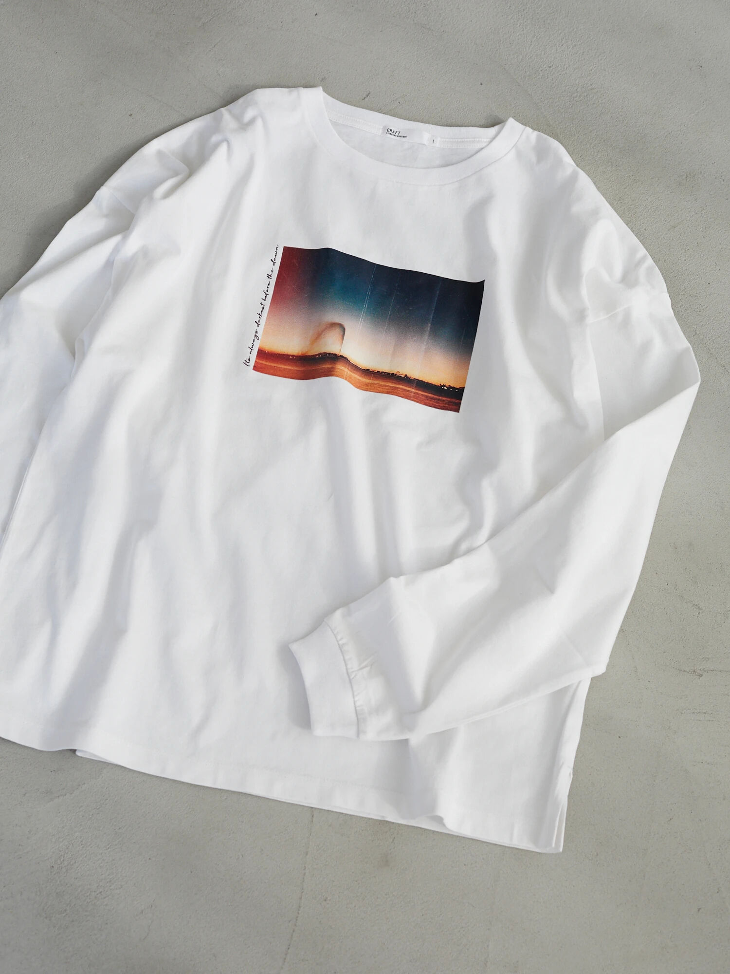 【6,000円(税込)以上のお買物で全国送料無料。】【non-no 6月号掲載】NEW DAWN TEE / プリントロンT