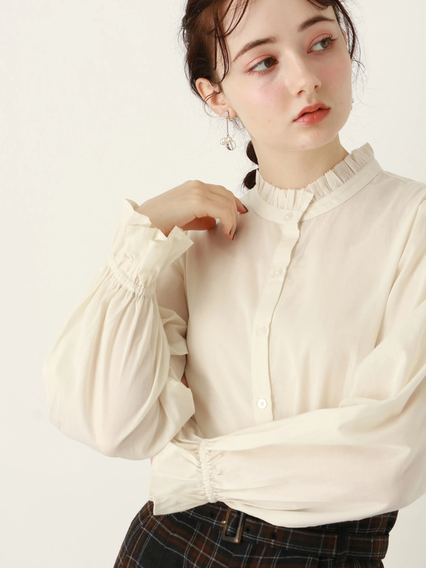スタンドフリルネックブラウス オフホワイト ベージュ Earth Music Ecology アースミュージックアンドエコロジー のレディースシャツ ブラウス 1d94l0a0100 ファッション通販のstripe Club