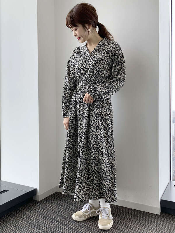 アウトレット 開襟ワンピース カーキ ネイビー ラベンダー フラワーベージュ フラワーブラック フラワー Earth Music Ecology アースミュージックアンドエコロジー のレディースワンピース 1d01l0h00 ファッション通販のstripe Club