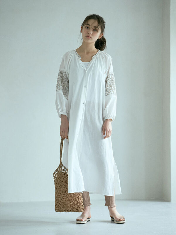 古着 エスニック風袖刺繍ガウンワンピース アイボリー ブラック ベージュ サックスブルー Earth Music Ecology アースミュージックアンドエコロジー のレディースワンピース 1c02l0h0900 ファッション通販のstripe Club