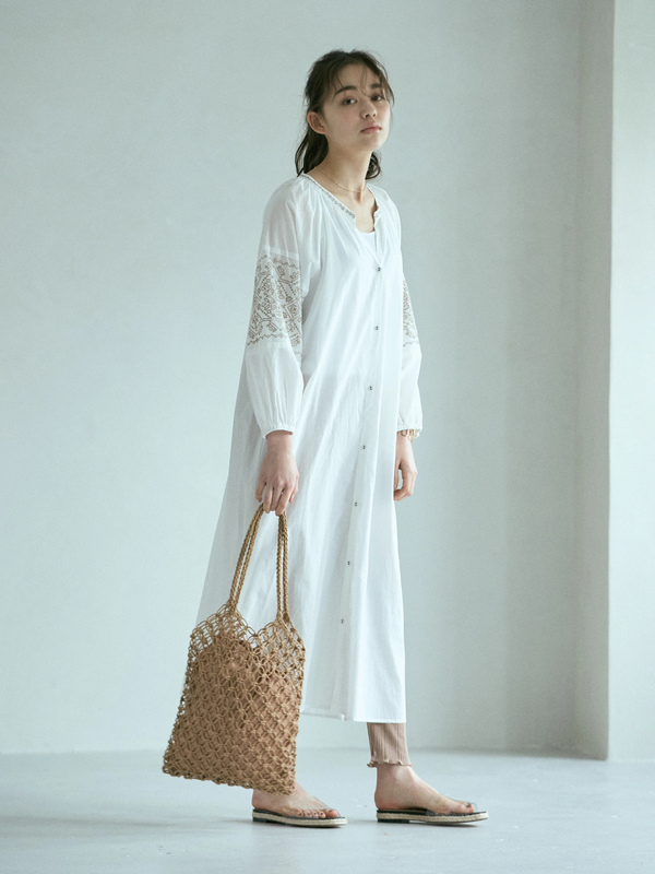 アウトレット エスニック風袖刺繍ガウンワンピース アイボリー ブラック ベージュ サックスブルー Earth Music Ecology アースミュージックアンドエコロジー のレディースワンピース 1c02l0h0900 ファッション通販のstripe Club