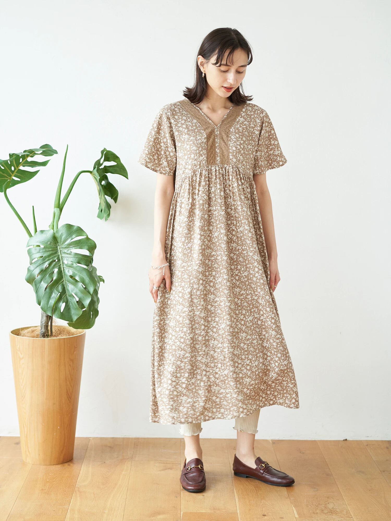 レーヨンvネックワンピース ブラック ライトベージュ ネイビー ダークグリーン フラワーベージュ フラワーブラック Earth Music Ecology アースミュージックアンドエコロジー のレディースワンピース 1c06l0h0300 ファッション通販のstripe Club