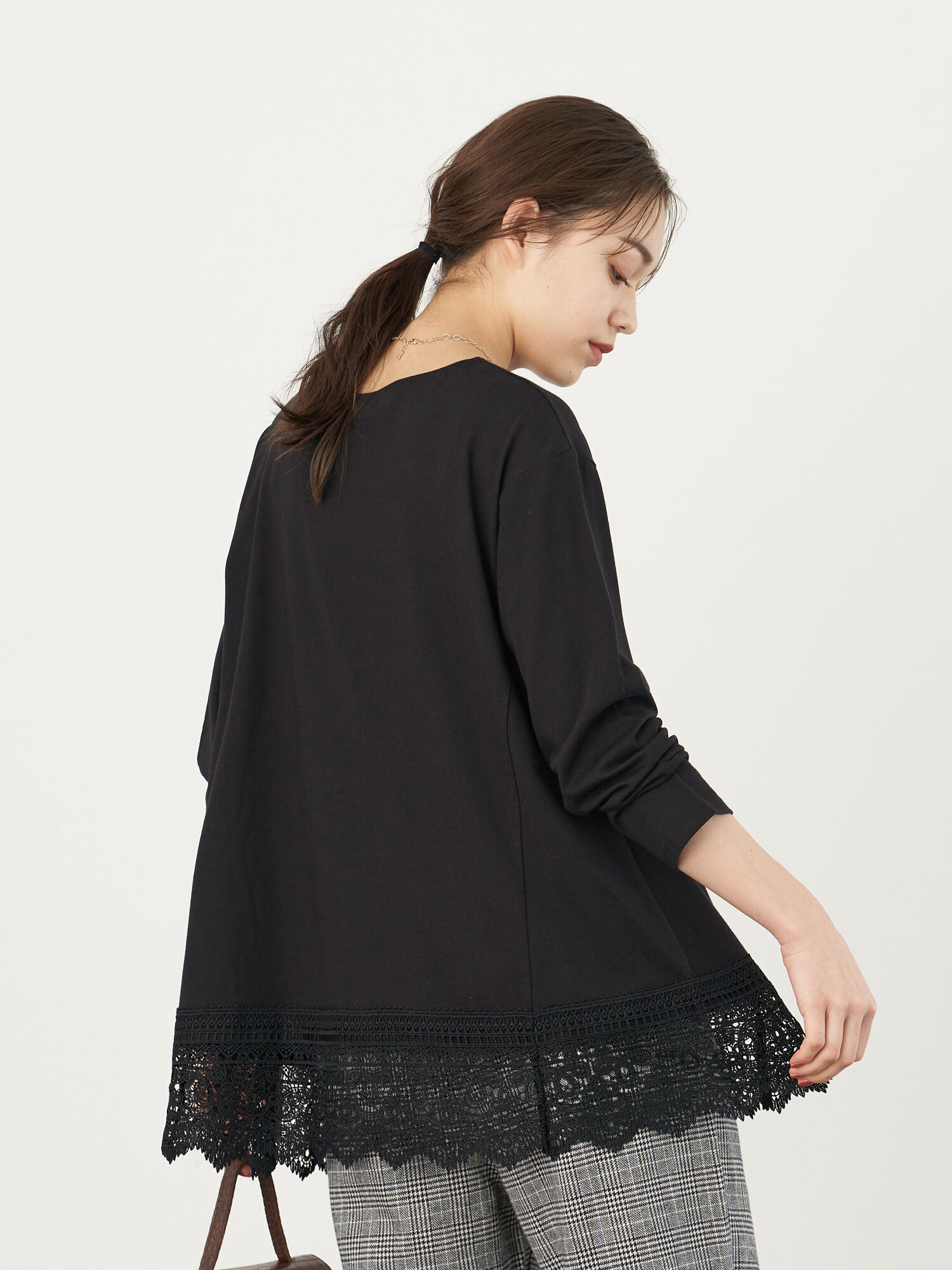 アウトレット オーガニックコットン裾レースチュニック アイボリー ブラック グレーベージュ サックスブルー Earth Music Ecology アースミュージックアンドエコロジー のレディースカットソー 1c04l1c0100 ファッション通販のstripe