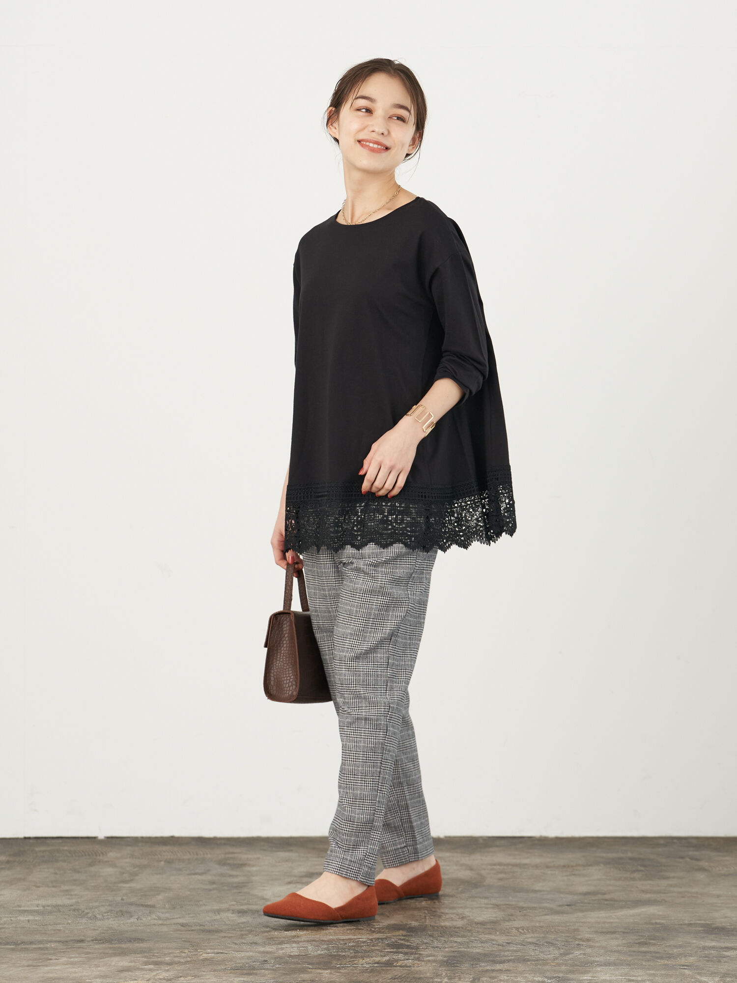 アウトレット オーガニックコットン裾レースチュニック アイボリー ブラック グレーベージュ サックスブルー Earth Music Ecology アースミュージックアンドエコロジー のレディースカットソー 1c04l1c0100 ファッション通販のstripe