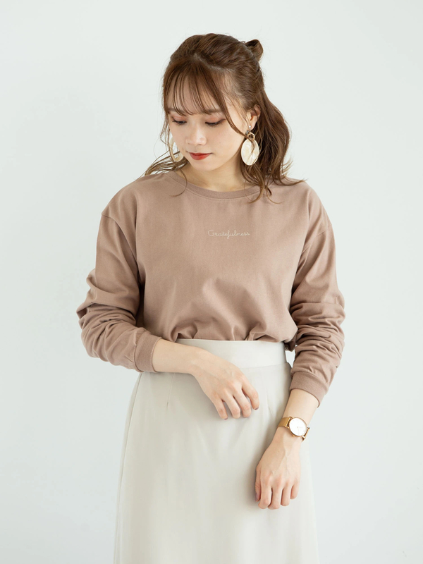 アウトレット Gratefullness ロゴプルオーバー ホワイト チャコールグレー ブラウン ピンクベージュ Earth Music Ecology アースミュージックアンドエコロジー のレディースカットソー 1b11l1c1300 ファッション通販のstripe Club