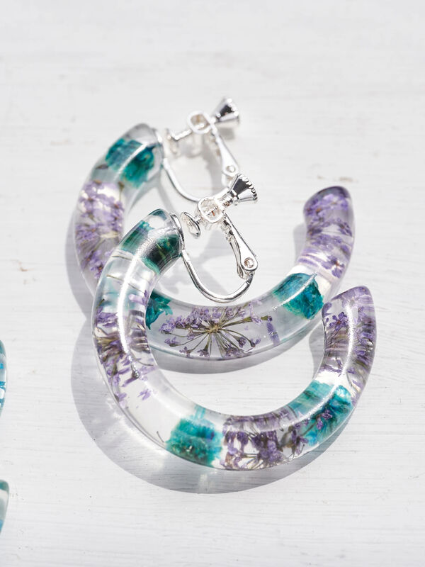 アウトレット フラワーフープイヤリング ホワイト グリーン パープル Earth Music Ecology アースミュージックアンドエコロジー のレディースピアス 指輪 1b16lcj0500 ファッション通販のstripe Club