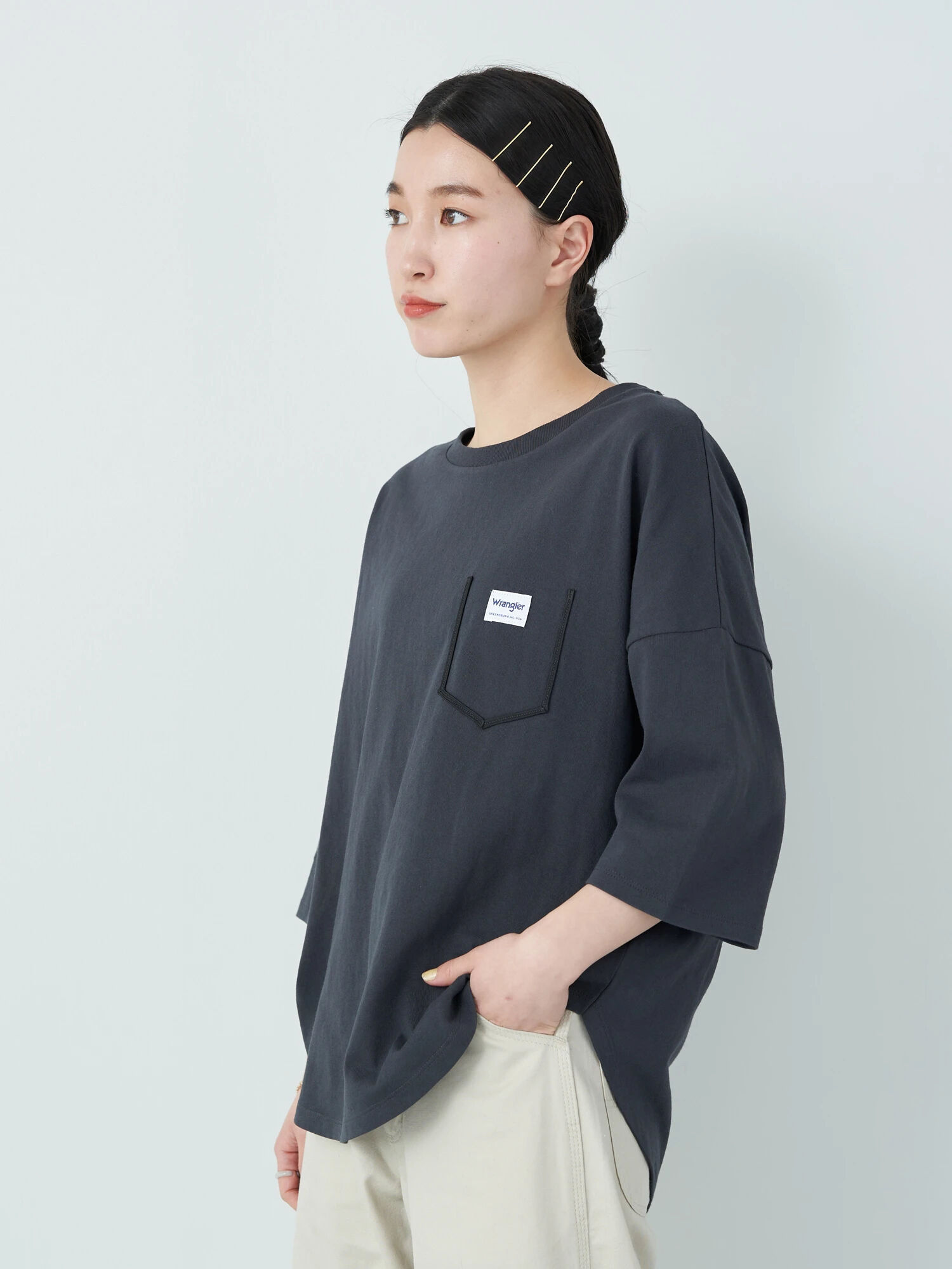 アウトレット】Wrangler フェイクポケットTシャツ（オフホワイト/チャコールグレー/ベージュ） / earth  musicecology（アースミュージックアンドエコロジー）のレディースTシャツ【1J21L1C0100】｜ファッション通販のSTRIPE CLUB