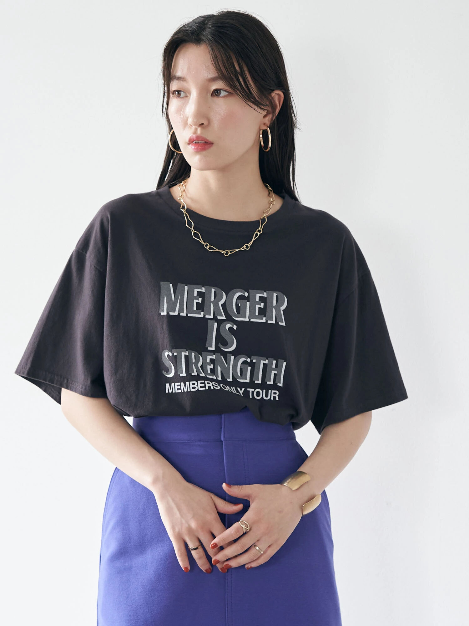 古着 メンバーツアーロゴtee オフホワイト チャコールグレー Earth Music Ecology アースミュージックアンドエコロジー のレディースtシャツ 1l23l1c1500 ファッション通販のstripe Club