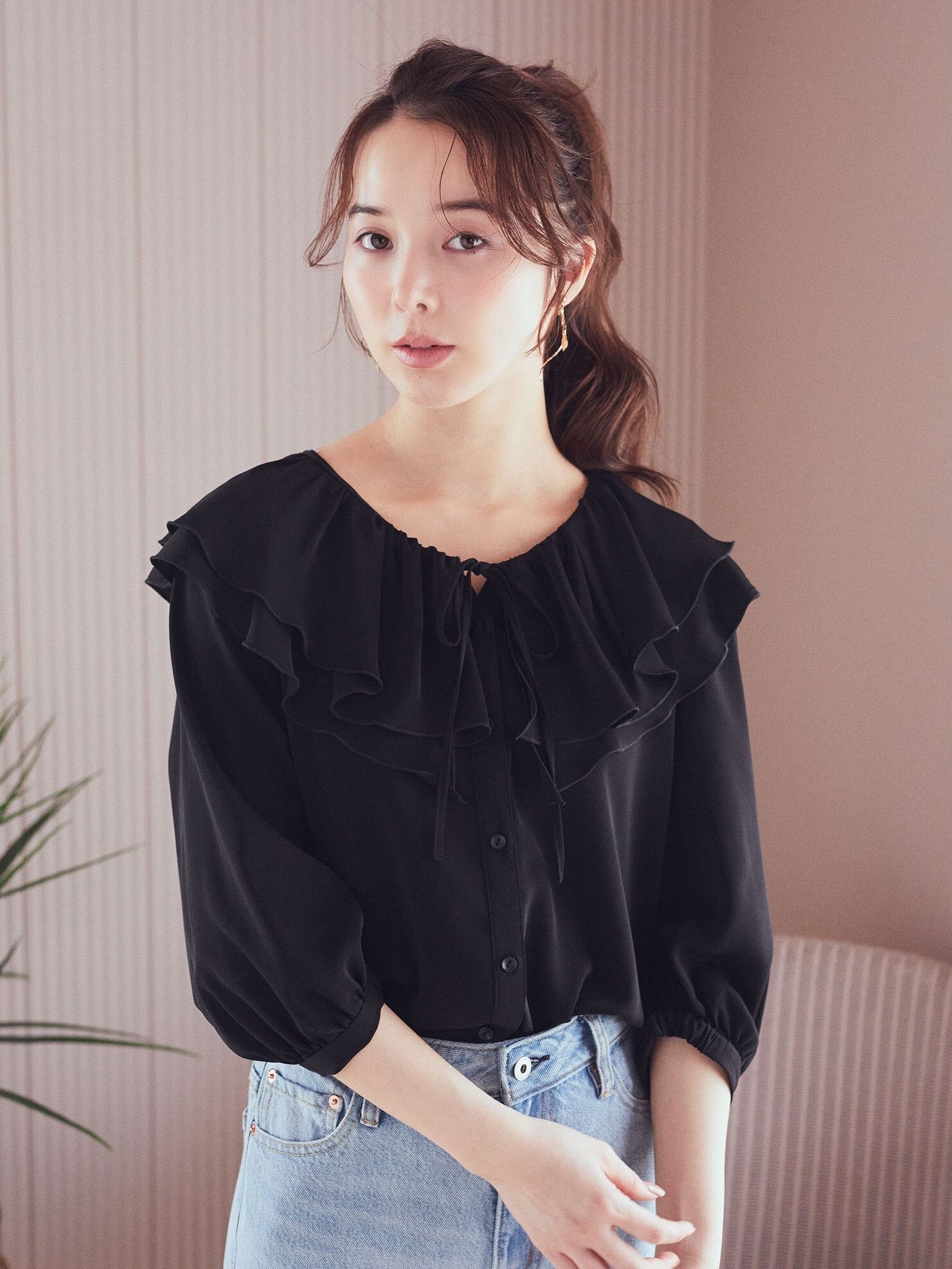 メローラッフルブラウス（オフホワイト/ブラック/サックスブルー  