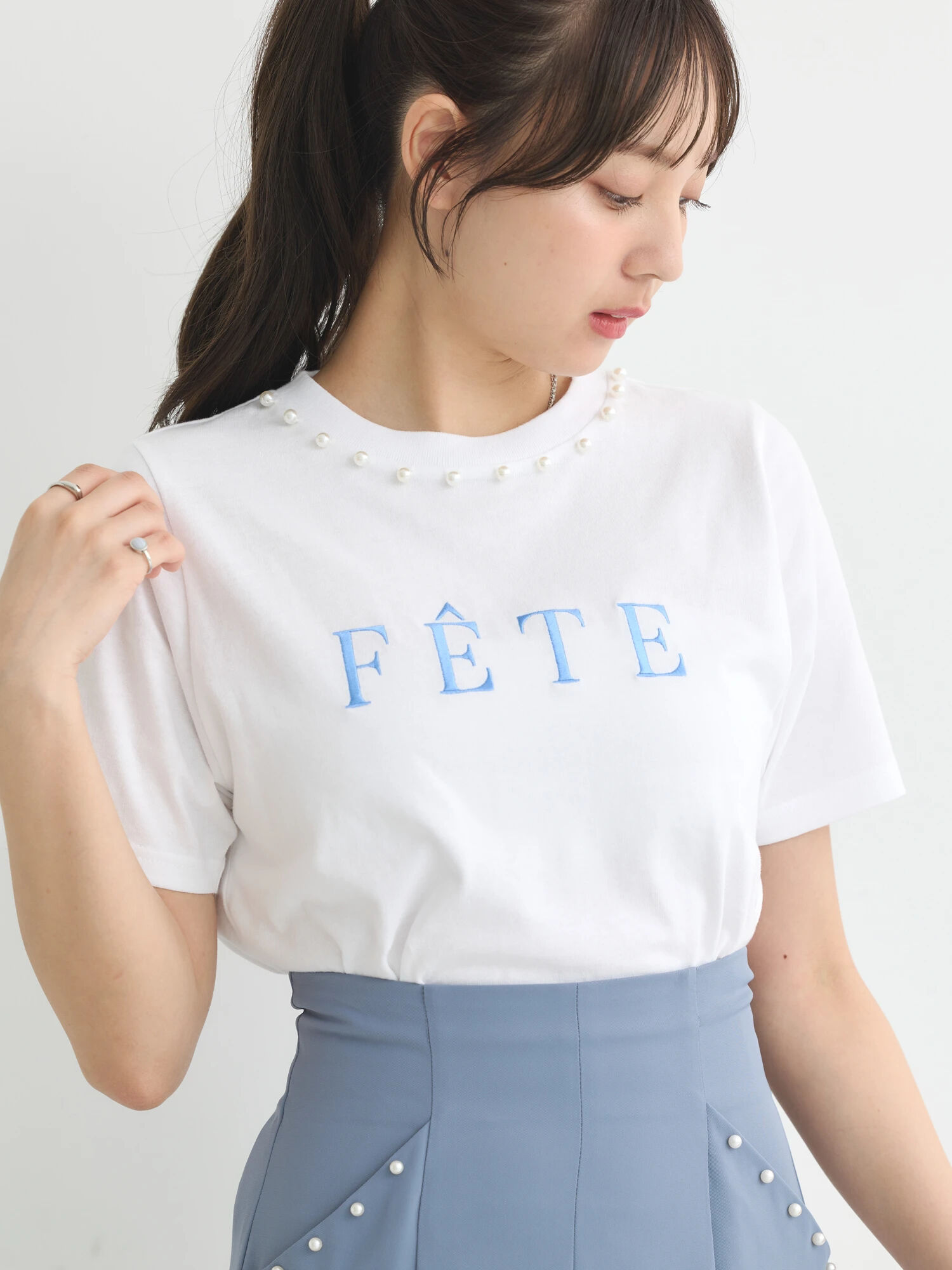 襟パール刺繍ロゴTシャツ（ホワイト/ブラウン/ネイビー） / earth 