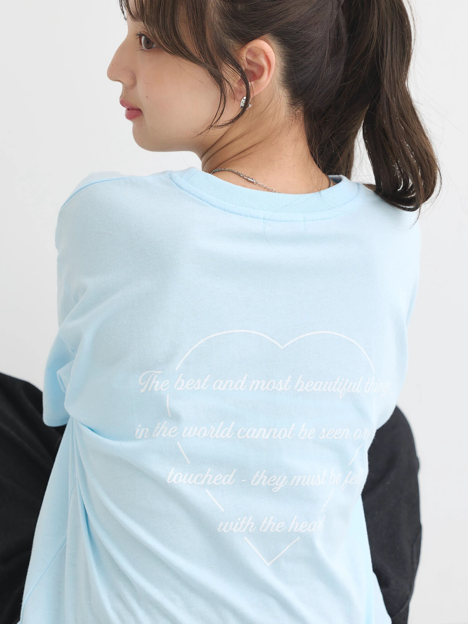 ポケット刺繍Tシャツ（オフホワイト/サックスブルー） / earth 