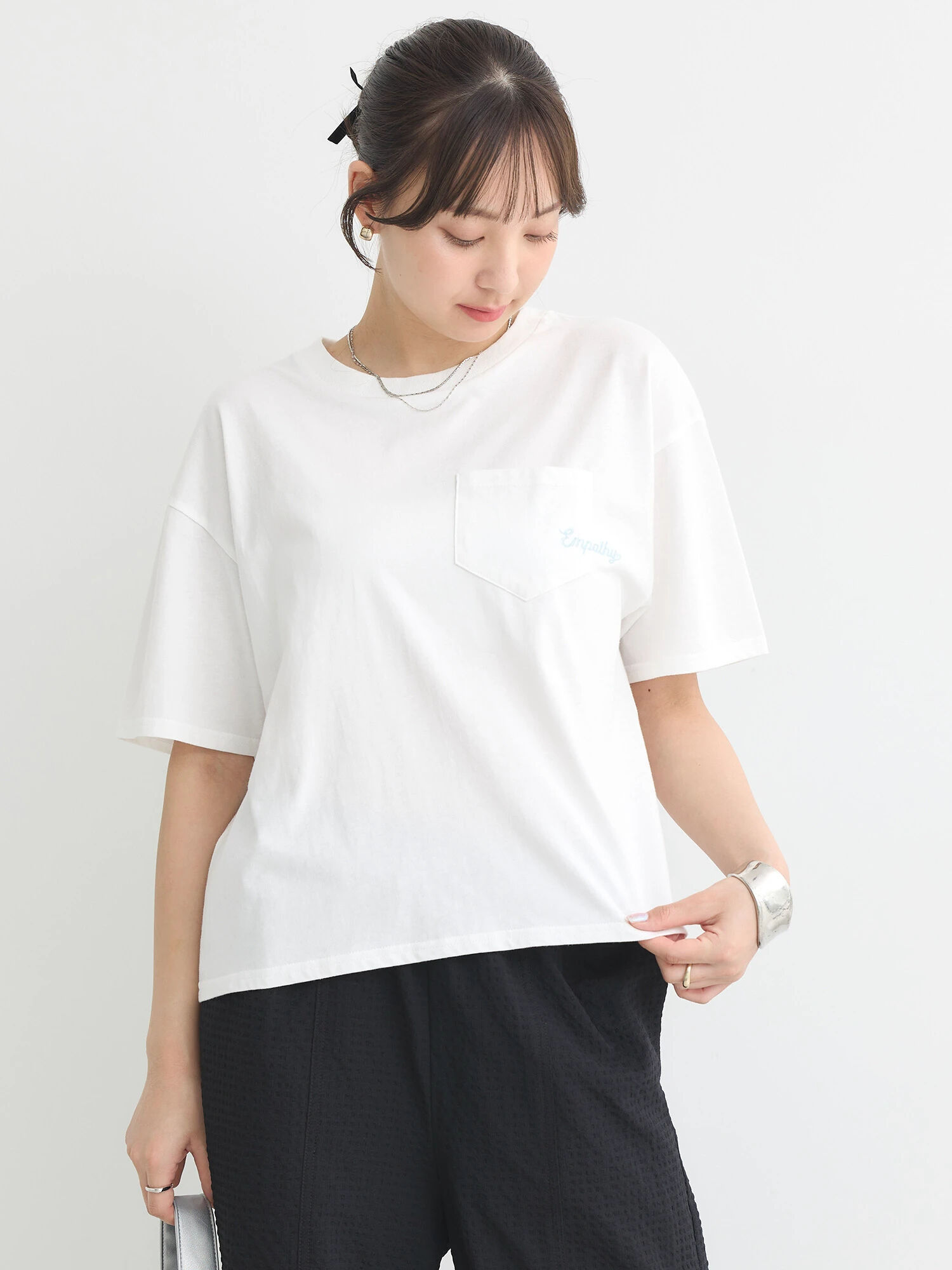 ポケット刺繍Tシャツ（オフホワイト/サックスブルー） / earth 