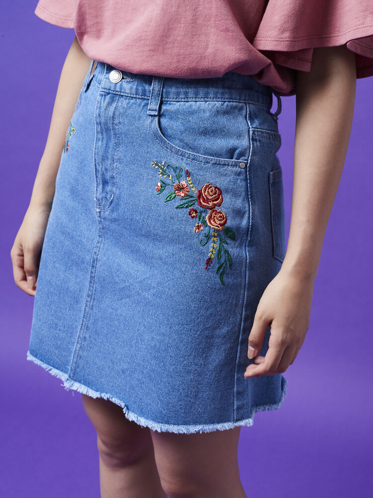 【アウトレット】・刺繍入りデニムスカート（インディゴ/ライトインディゴ） / E hyphen world gallery（ イーハイフンワールドギャラリー）のレディーススカート【20176L02050】｜ファッション通販のSTRIPE CLUB