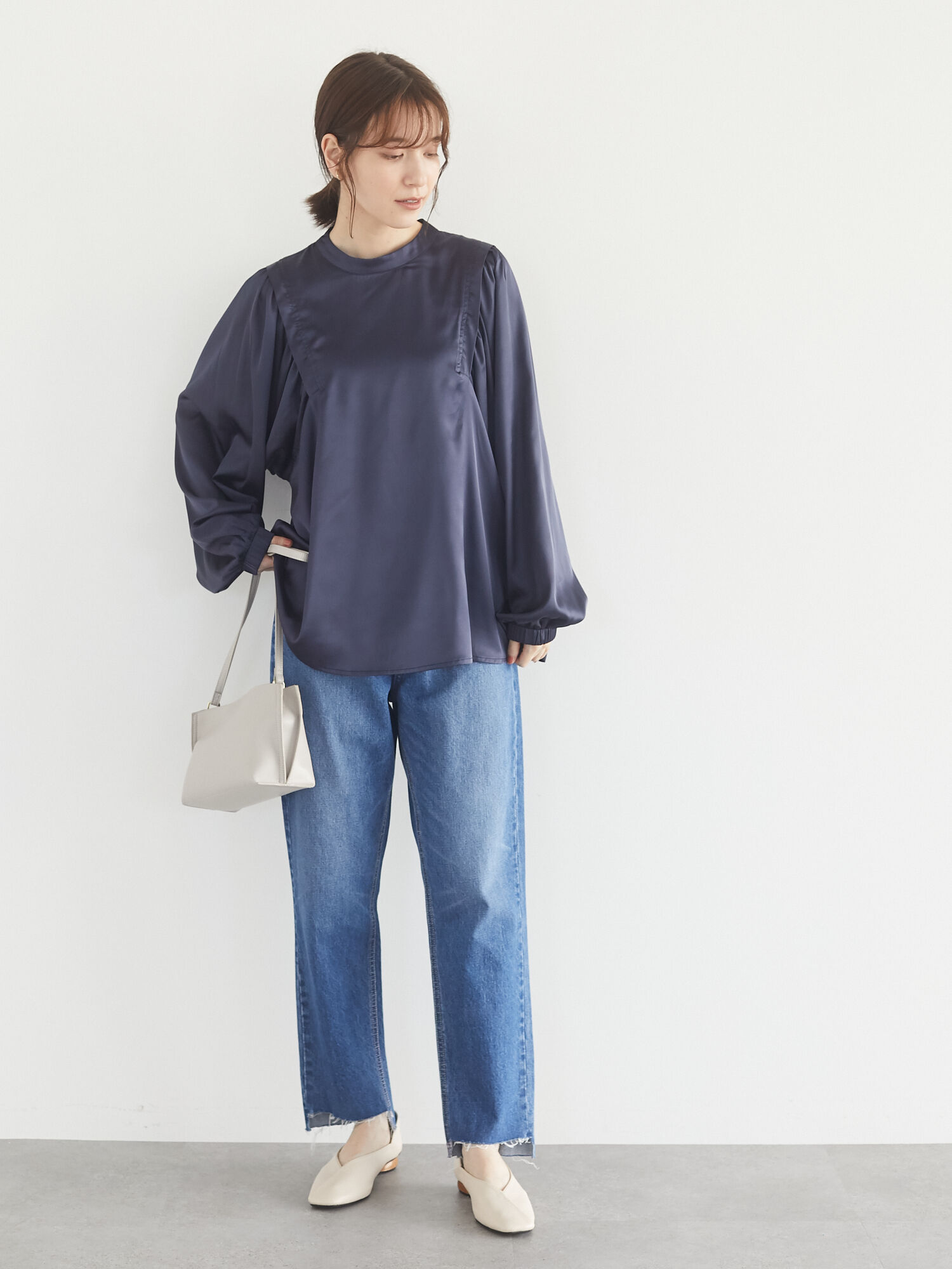 ・novem9 サテンショルダータックブラウス ・novem9 サテンショルダータックブラウス