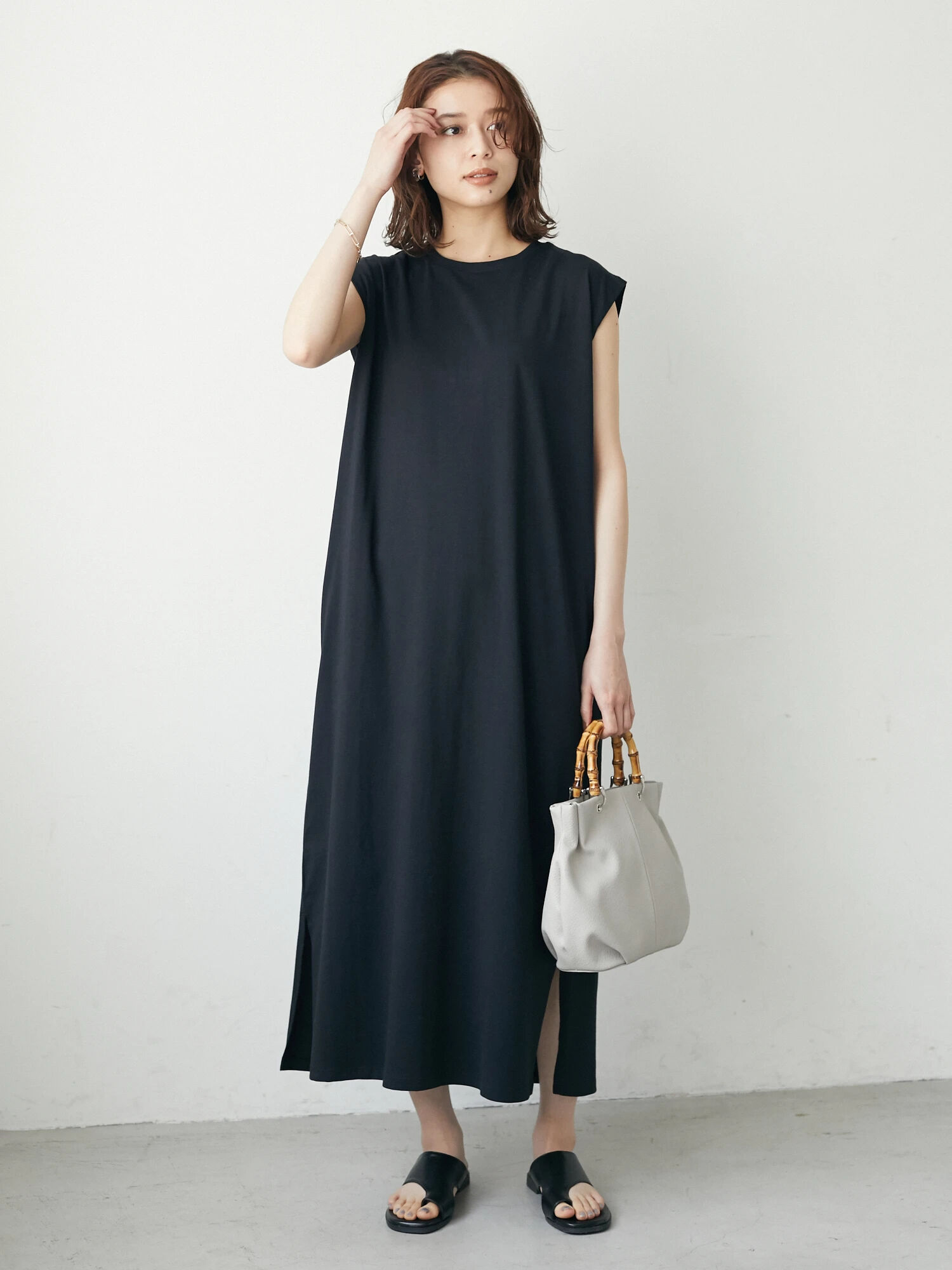 新品♡タグ付き♪ 大人気の着やすさ抜群！！ロングスリット入りワンピースBLACK