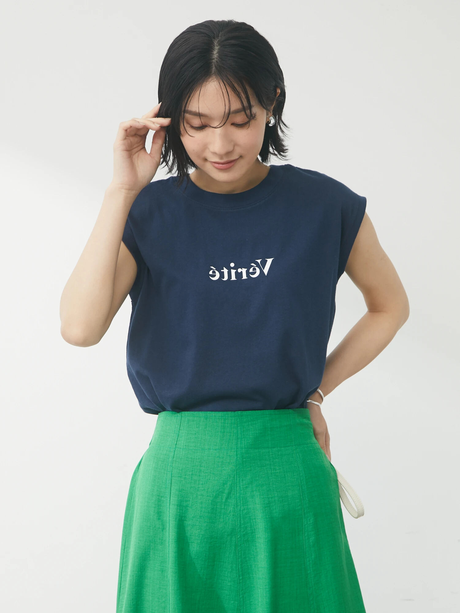 フレンチスリーブワンポイントロゴTシャツ（オフホワイト/ブラウン