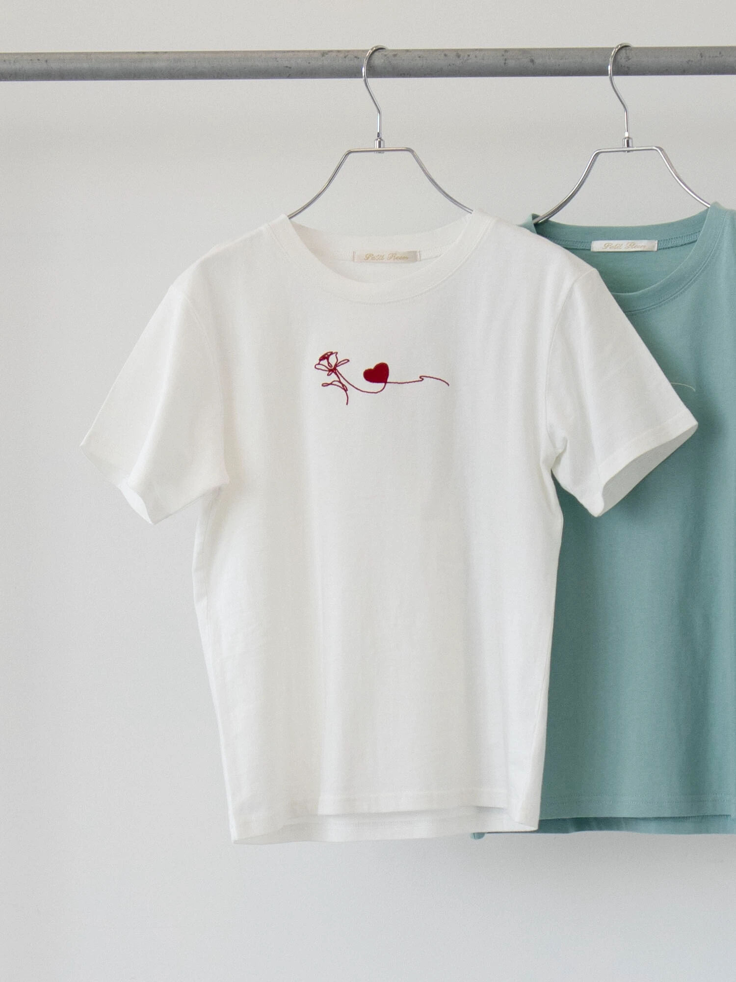 アウトレット】・Petit Fleur ハナ&ハート刺繍Tシャツ（オフホワイト