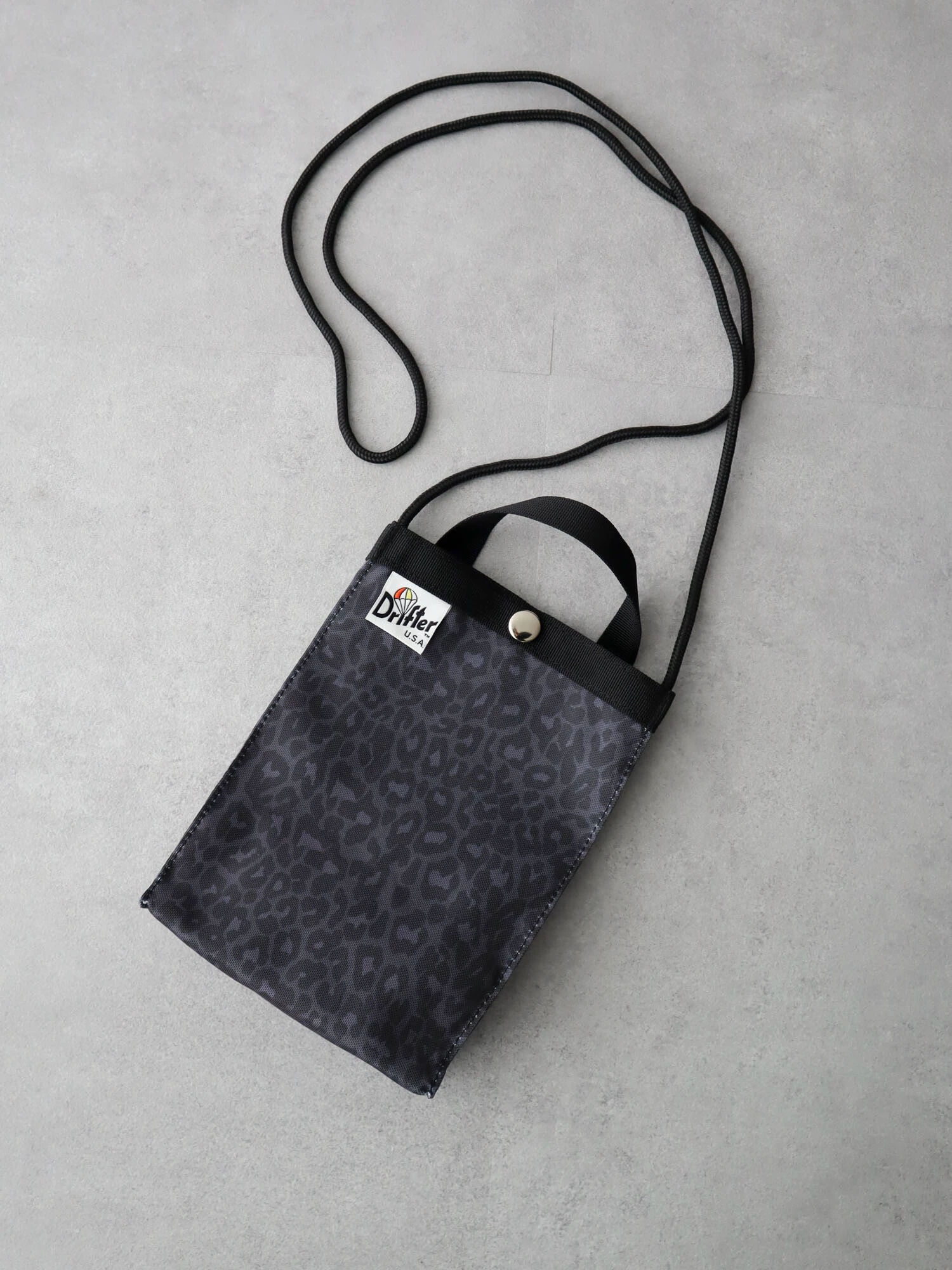 □Drifter EASY STRING POUCH（ホワイト/チャコールグレー/ブラック