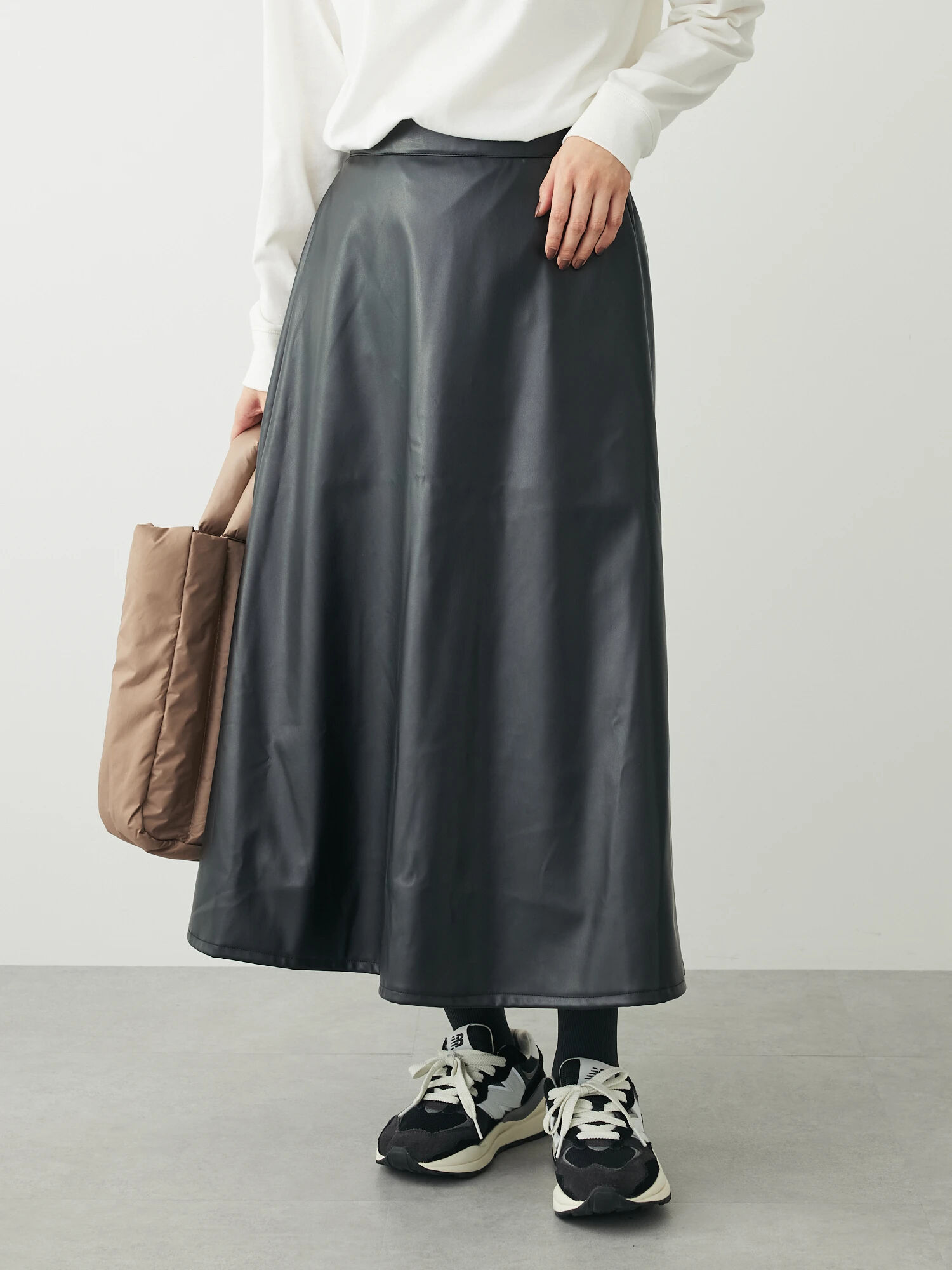 新品ブラックフェイクレザーAラインスカート