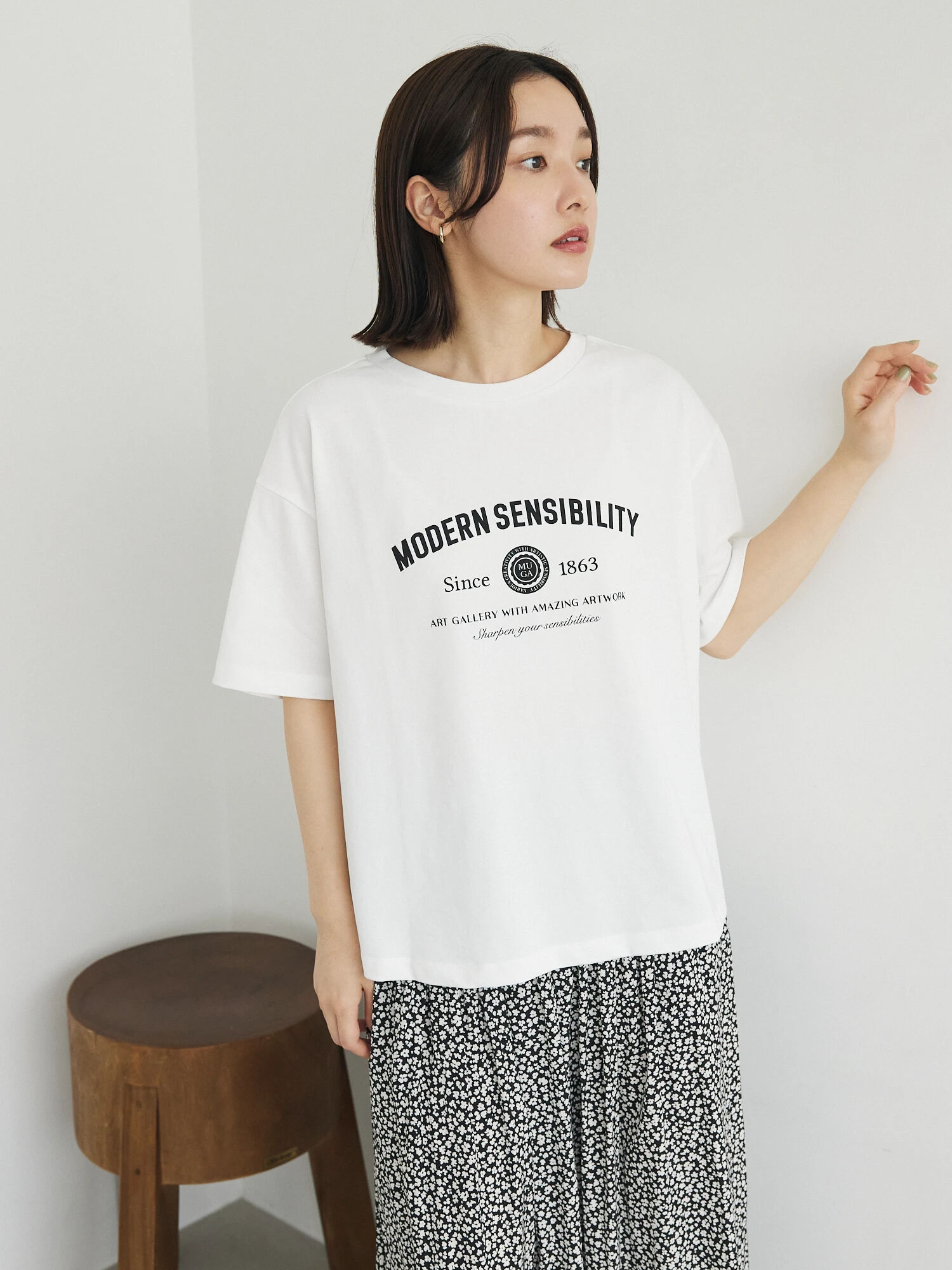 エンブレムロゴボックスTシャツ（オフホワイト/グレーベージュ ...