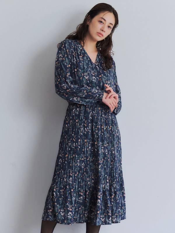 花柄プリーツワンピース ブラック ネイビー Yecca Vecca イェッカヴェッカ のレディースワンピース 7a03l0h0800 ファッション通販のstripe Club