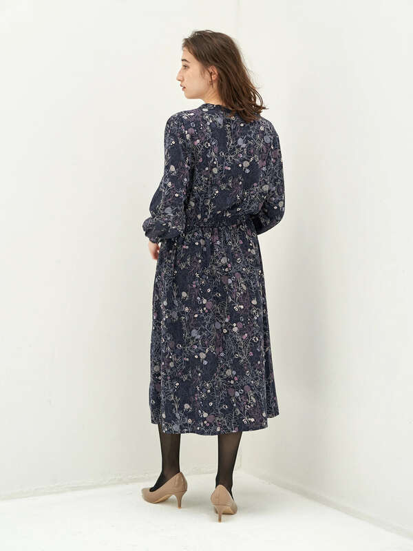 線画フラワー柄ワンピース アイボリー ネイビー Yecca Vecca イェッカヴェッカ のレディースワンピース 7a11l0h0130 ファッション通販のstripe Club