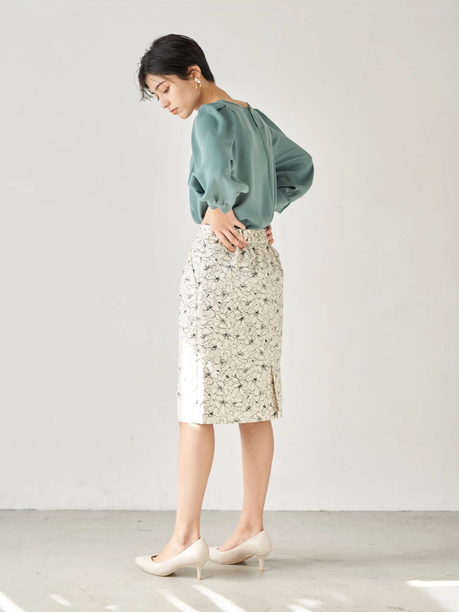 史上最も激安 New イェッカ ヴェッカ P 線画花柄タイトスカート 数量限定 Carlavista Com