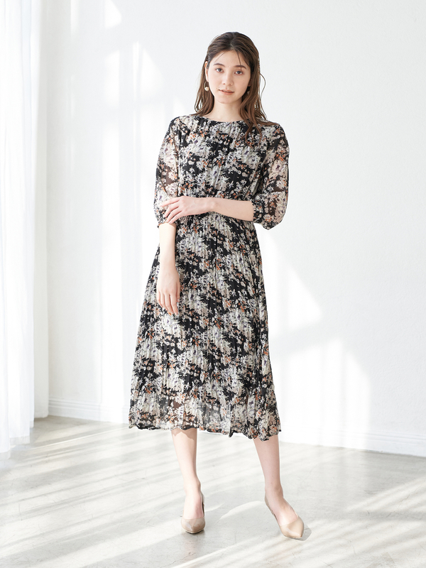 花柄ランダムプリーツワンピース ブラック グレイッシュブルー Yecca Vecca イェッカヴェッカ のレディースワンピース 7a11l0h10 ファッション通販のstripe Club