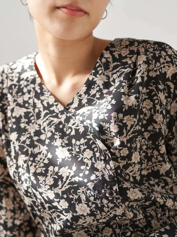 ボタニカル柄カシュクール風ワンピース アイボリー ブラック ミント Yecca Vecca イェッカヴェッカ のレディースワンピース 7a11l0h1300 ファッション通販のstripe Club